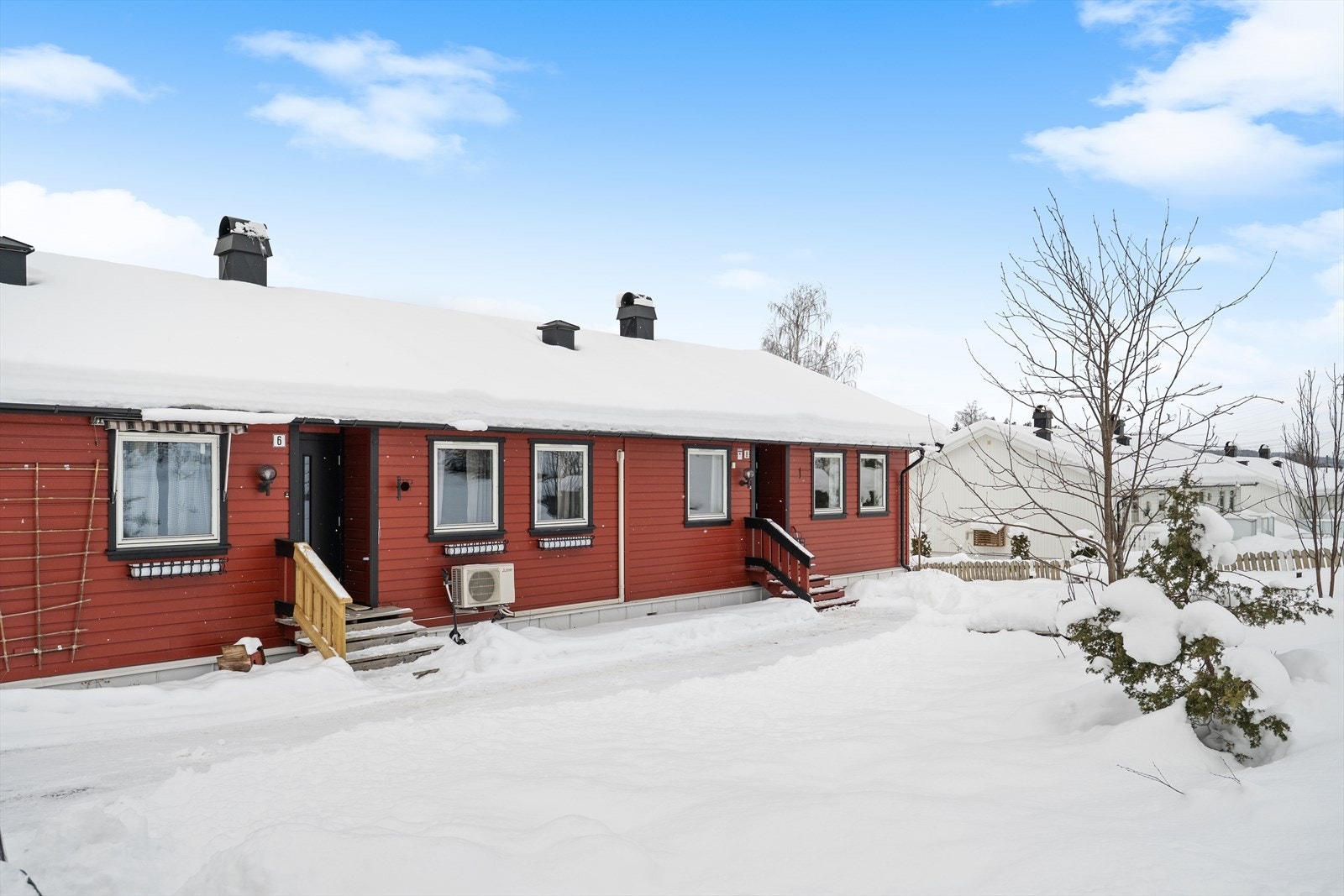 praktisk bolig som tar seg flott ut året rundt. Her får du et trivelig inngangsparti, romslig fellesttomt og et stille og barnevennlig nærområde. Boligen fremstår innbydende året rundt - med gode solforhold, fine utearealer og et harmonisk bomiljø. Galleribilde