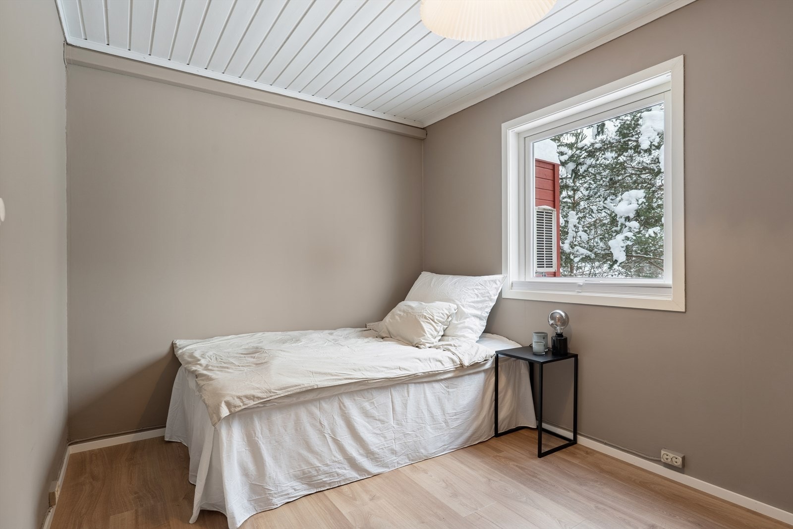 Soverom 2 i underetasjen - et lyst og behagelig rom med plass til både seng og garderobeløsninger Galleribilde