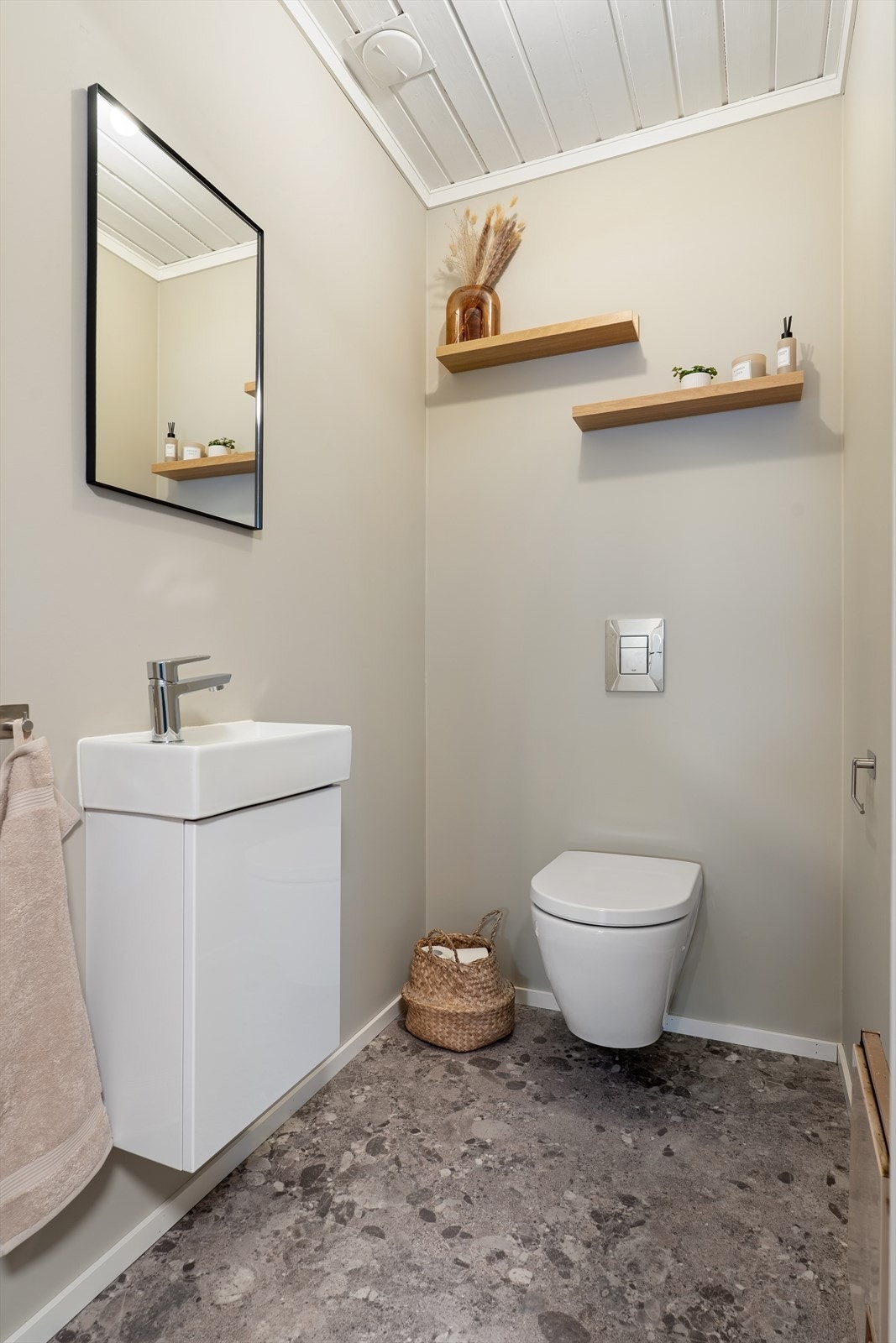 Stilrent toalettrom med moderne uttrykk og gjennomtenkte detaljer. Rommet har vegghengt toalett, praktisk servant med oppbevaring. Ny toalett og servant med rør i rør oppgradert i 2024. Galleribilde