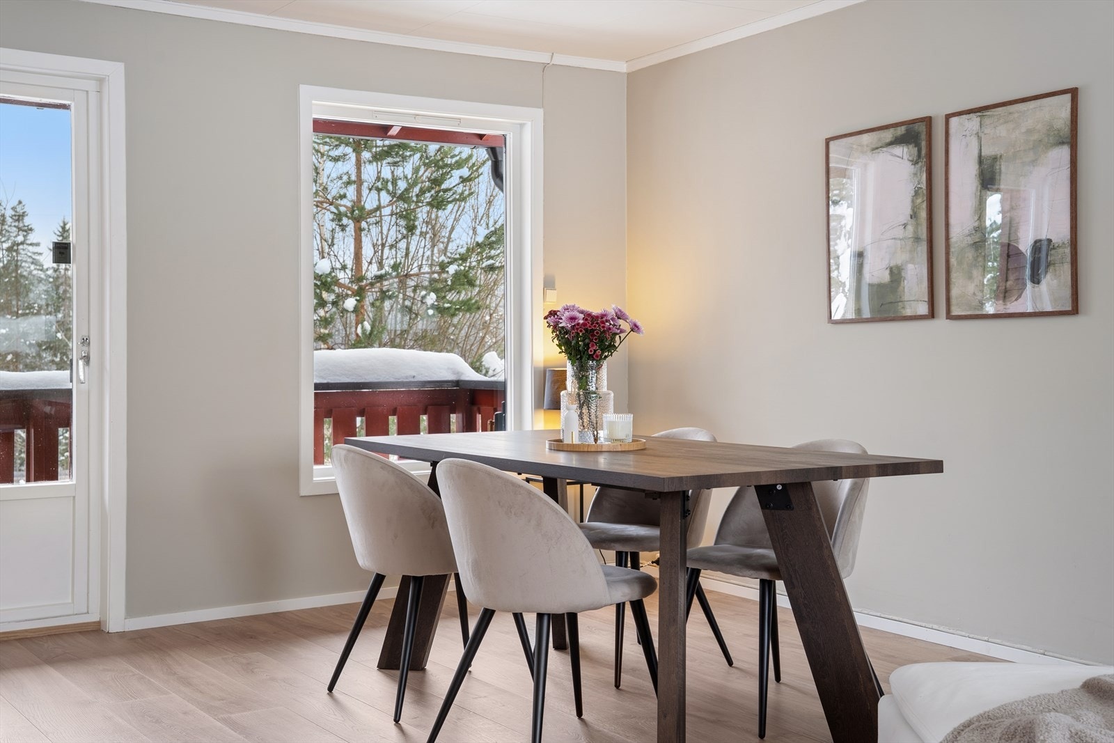 Her er det god plass til langbord - perfekt for å samle familie og venner til selskap, hyggelige middager og sosiale anledninger Galleribilde