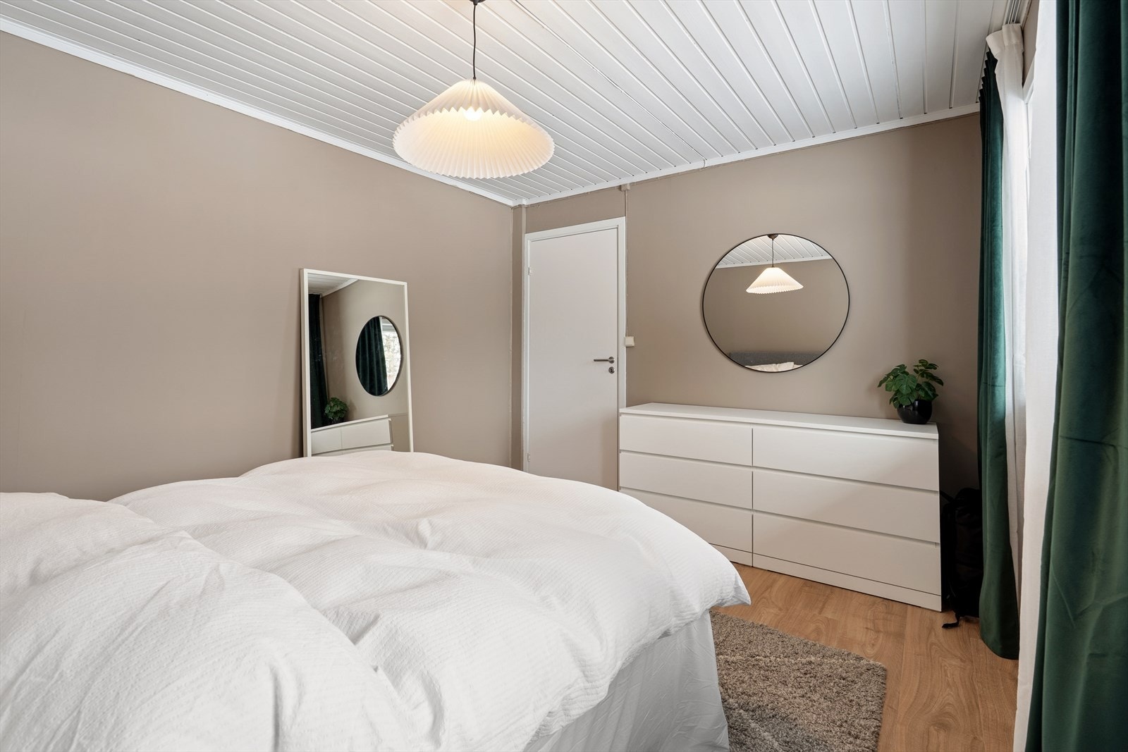 Rommets størrelse og utforming gjør det enkelt å innrede med kommode, speil eller garderobeinnredning Galleribilde