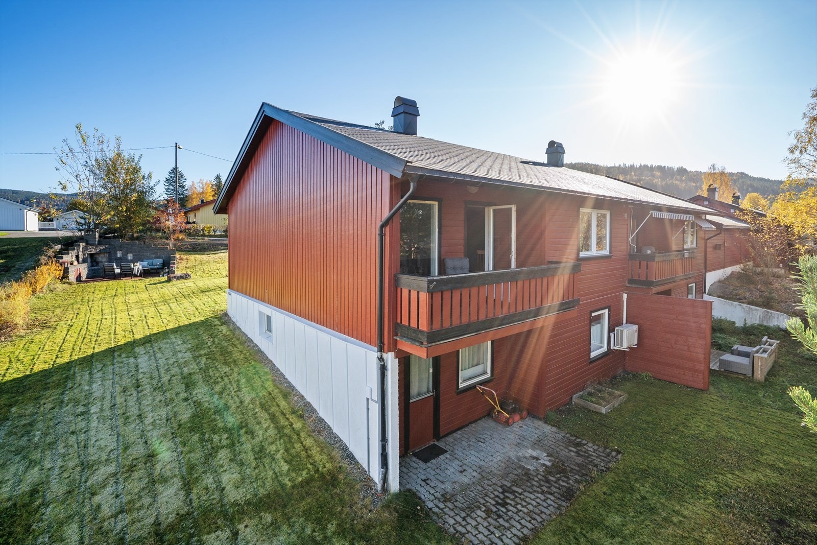 Den overbygde verandaen er et naturlig samlingspunkt - et lunt og skjermet sted som kan nytes fra tidlig vår til sen høst. Her er det god plass til utemøbler som gjør dette til en perfekt plass for roligere stunder og hyggelige kvelder. Galleribilde