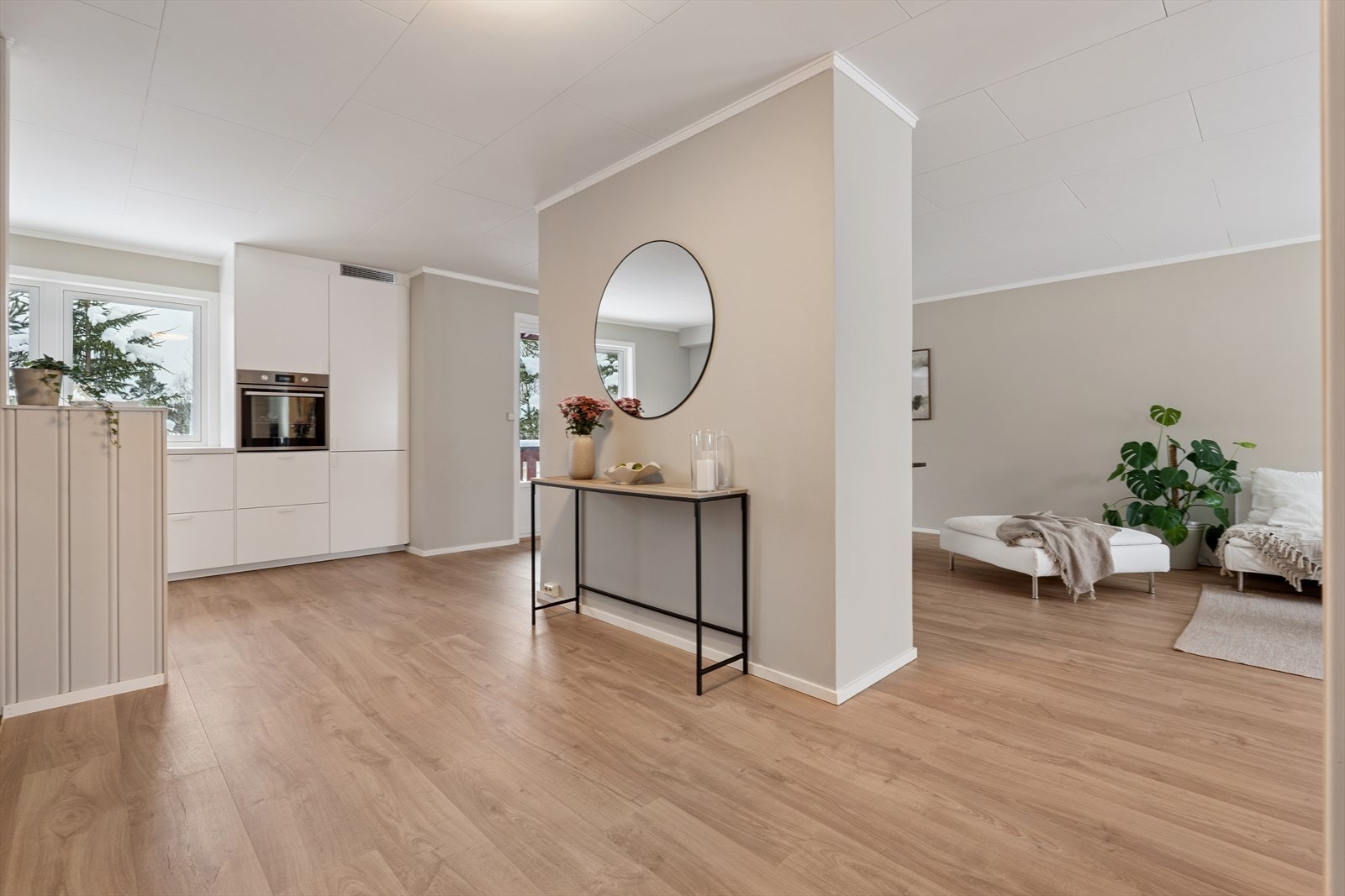 Peisovnen gir en behagelig varme på kalde dager og skaper en lun, innbydende atmosfære som løfter hele romfølelsen. Den åpne planløsningen gjør at varmen sprer seg effektivt gjennom hele oppholdsarealet, og bidrar til et hjem det er lett å trives Galleribilde