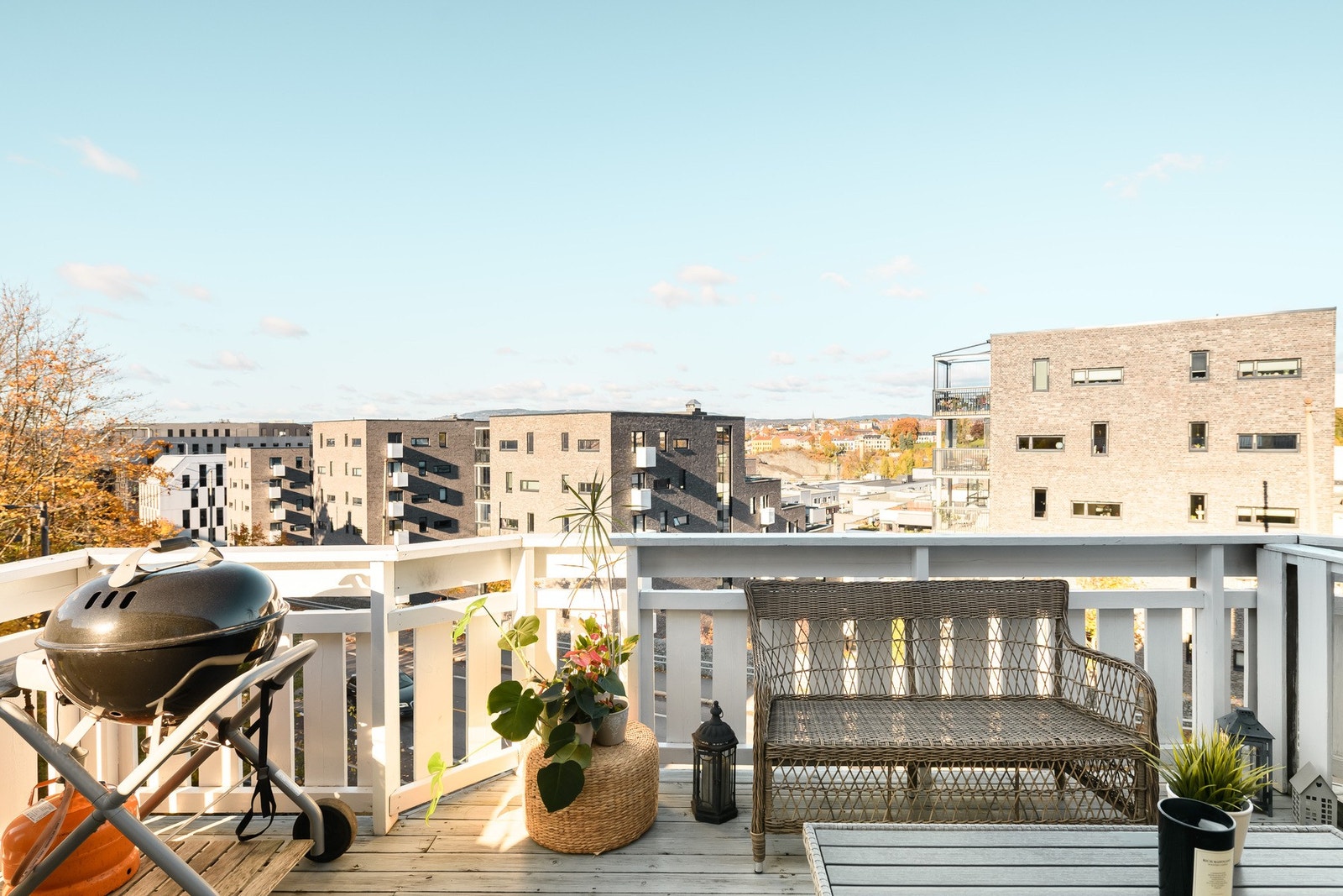 Det er fin plass til både sittegruppe og grill på den romslige og solrike terrassen. Galleribilde