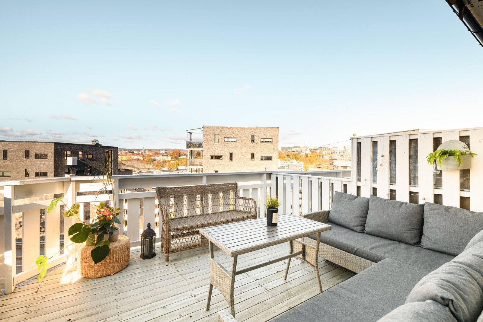 Terrassen har dekke og rekkverk i tre, og det er montert stemningsfull utebelysning på husveggen. Galleribilde