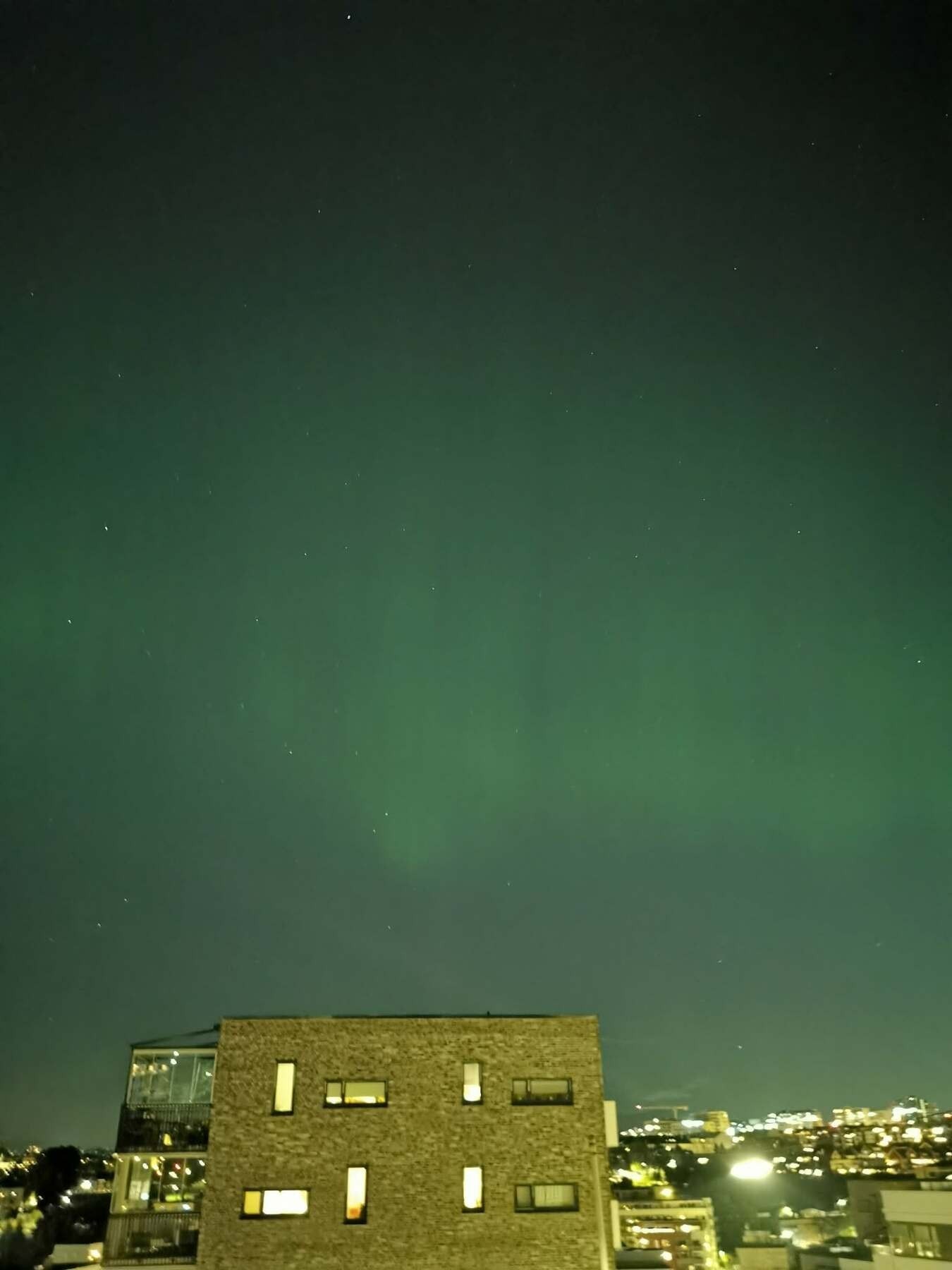 Selgers bilde av nordlys sett fra terrassen Galleribilde