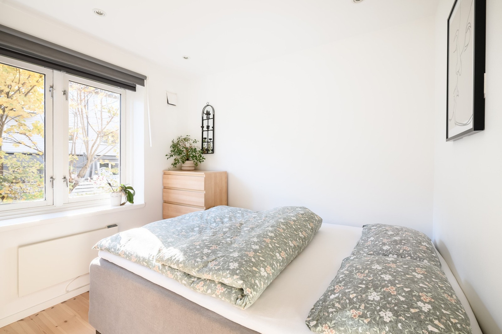 Soverommet i leiligheten er luftig og pent, og har fin plass til dobbeltseng og tilhørende møblement. Galleribilde
