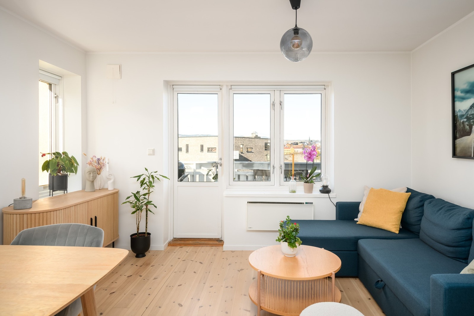 Dagslyset strømmer inn via store vinduer i to himmelretninger. Galleribilde