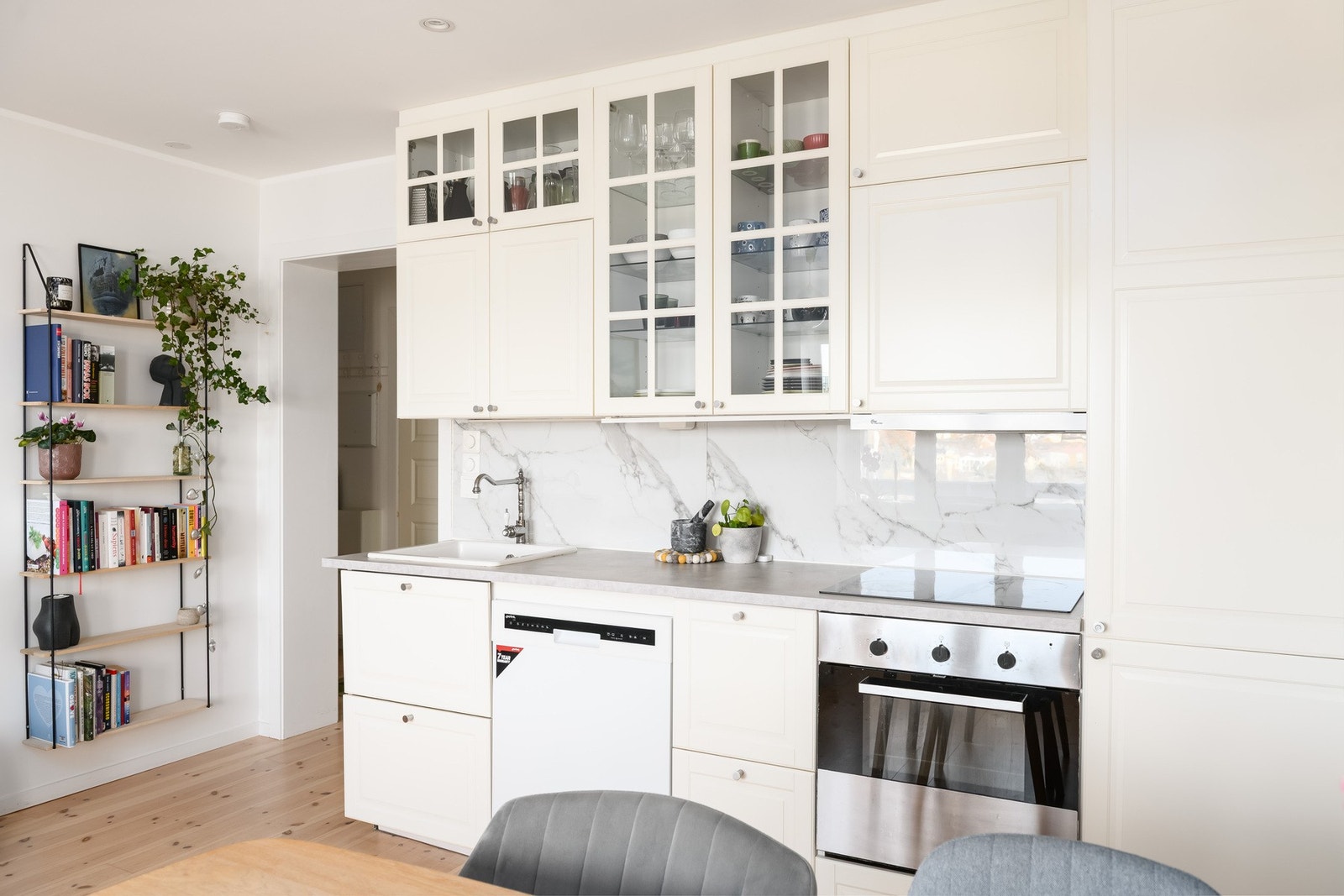 Over koketoppen er det montert kullfilterventilator og komfyrvakt Galleribilde