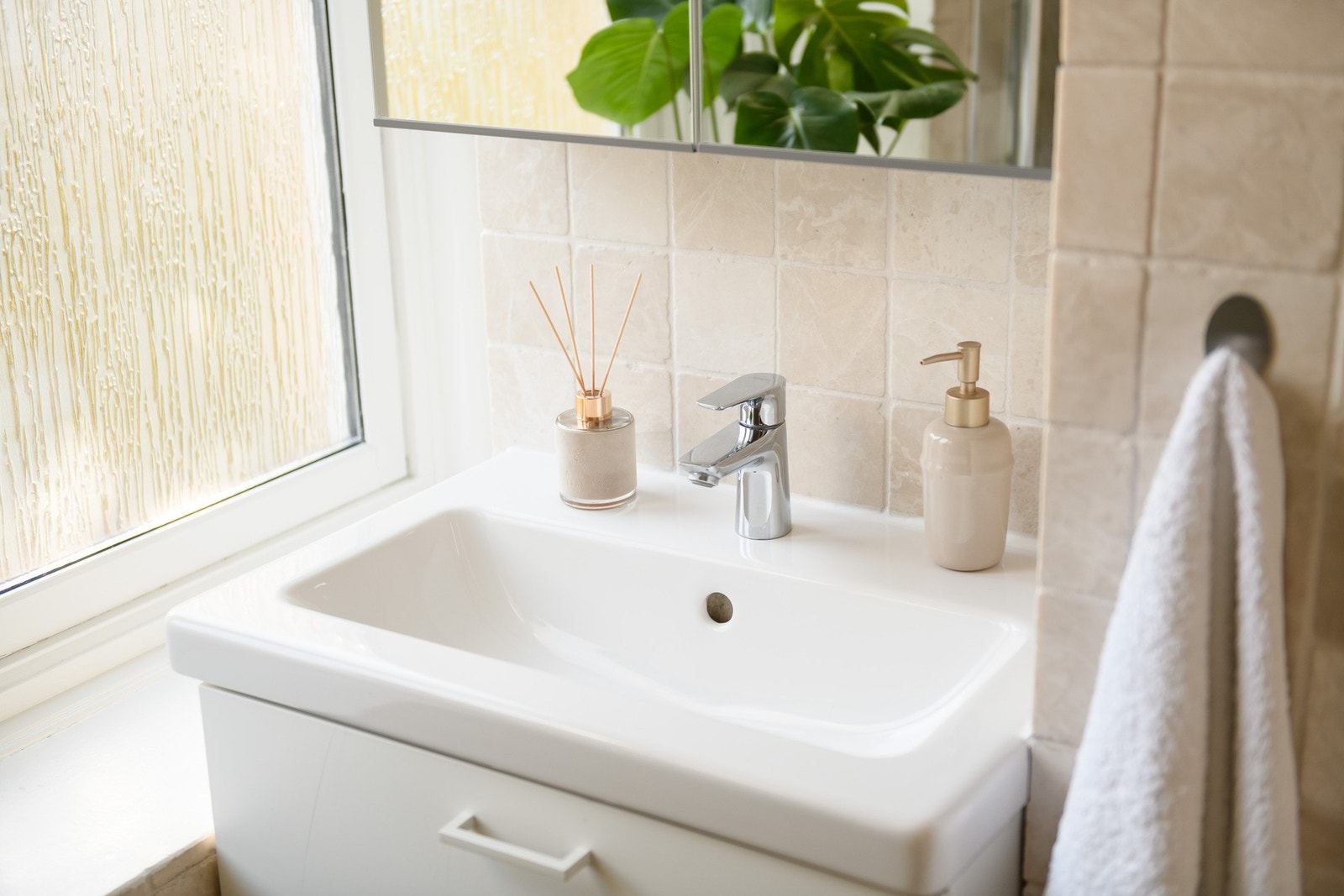 Baderomsinnredningen består av en heldekkende servant på en skuffeseksjon og et dobbelt speilskap. Galleribilde