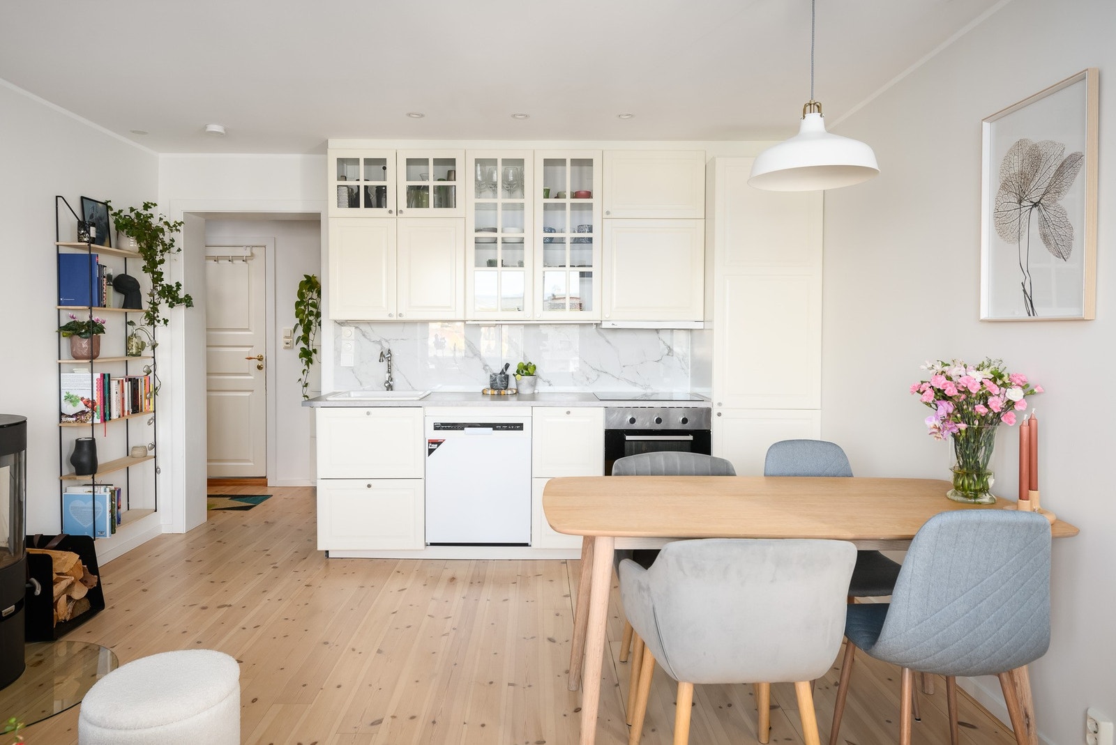 Det arealeffektive kjøkkenet ligger i åpen løsning med stuen, og sammen danner de et lyst og praktisk allrom. Galleribilde