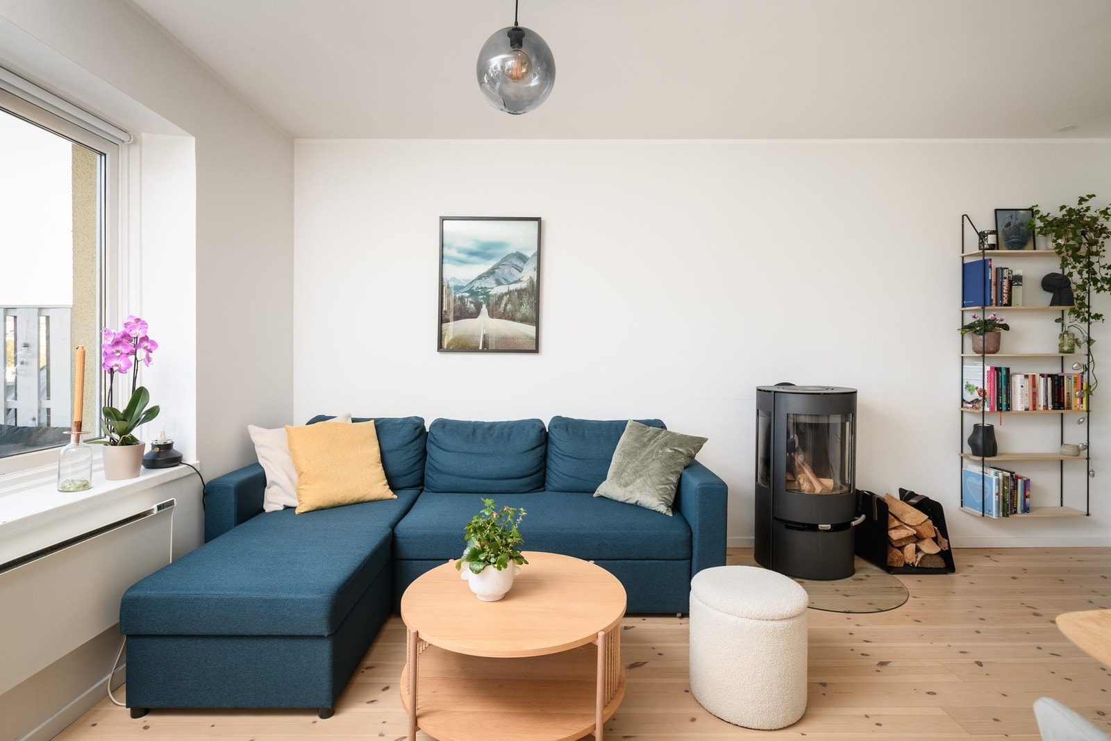 Det er plass til både sofagruppe og tv oppsett Galleribilde