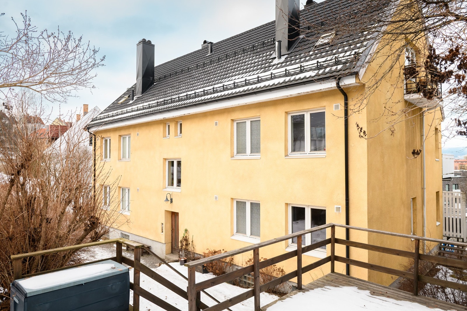 Eiendommen ligger sentralt og attraktivt til, med umiddelbar nærhet til matbutikk, busstopp og parker. Galleribilde