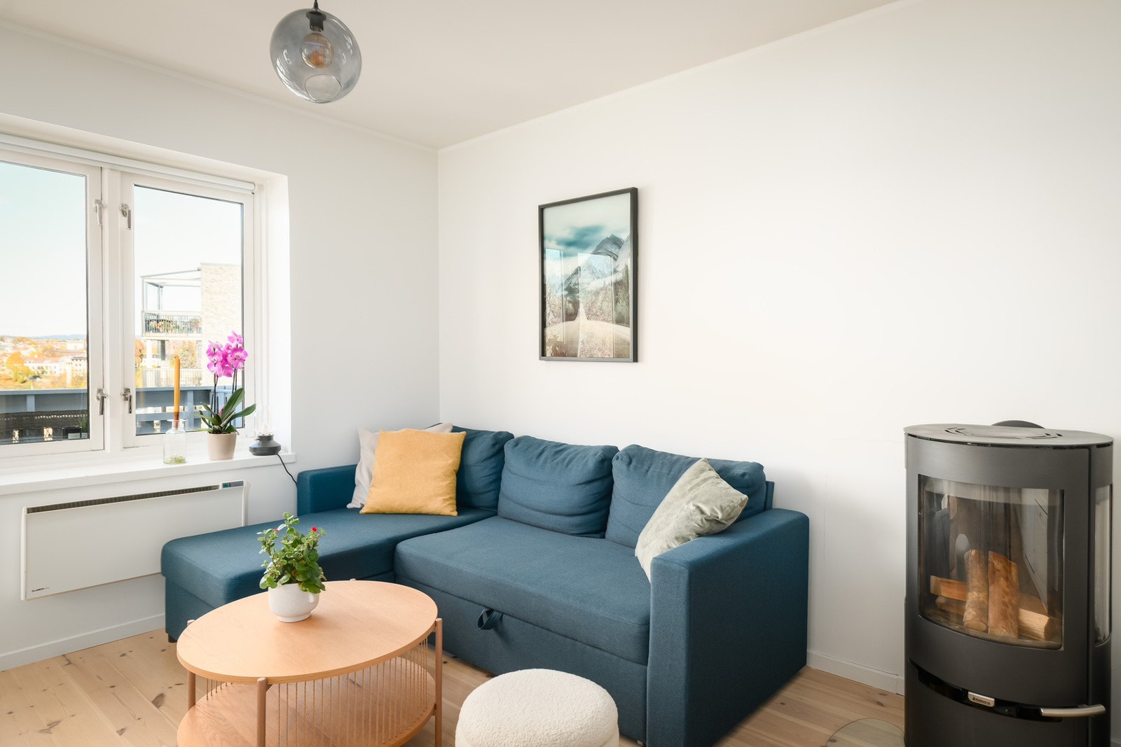 De hvitmalte overflatene fremhever det gylne, originale heltregulvet. Galleribilde