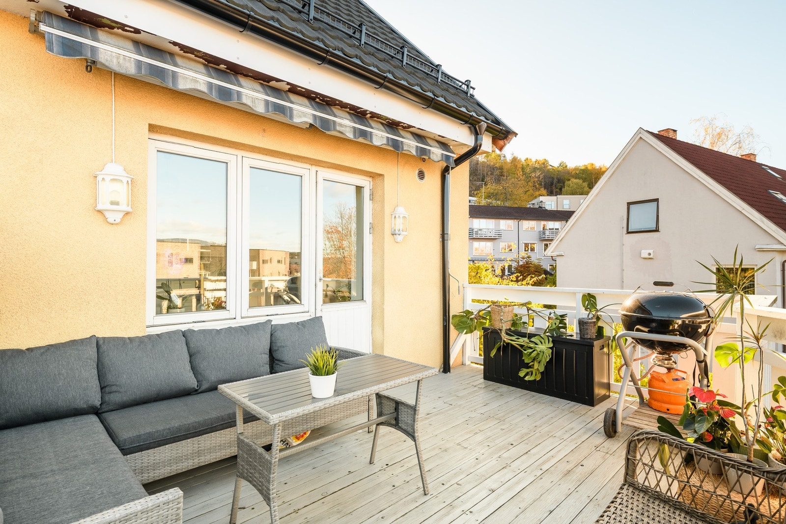 13 kvm terrasse med markise Galleribilde