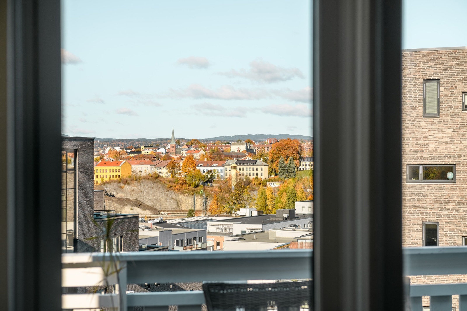 Flott utsikt til Vålerenga Kirke fra stuen Galleribilde