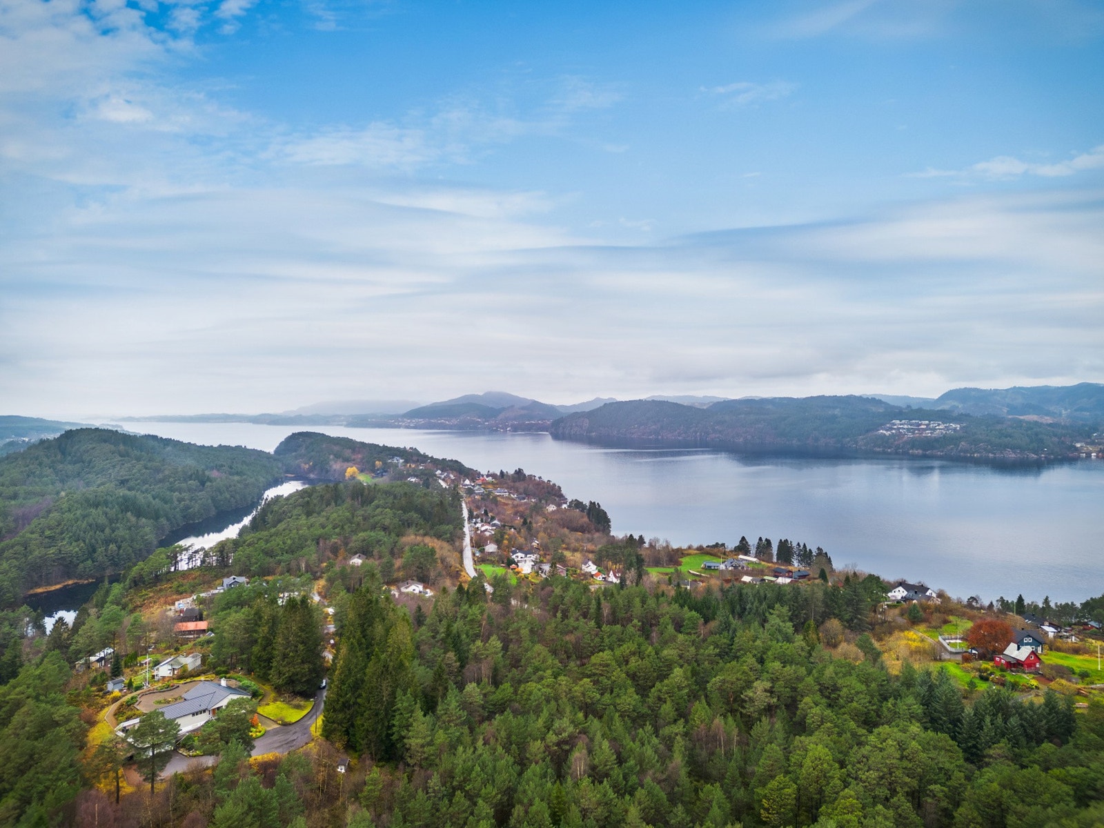 Mot nord vil man kunne se ut Herdlafjorden. Galleribilde