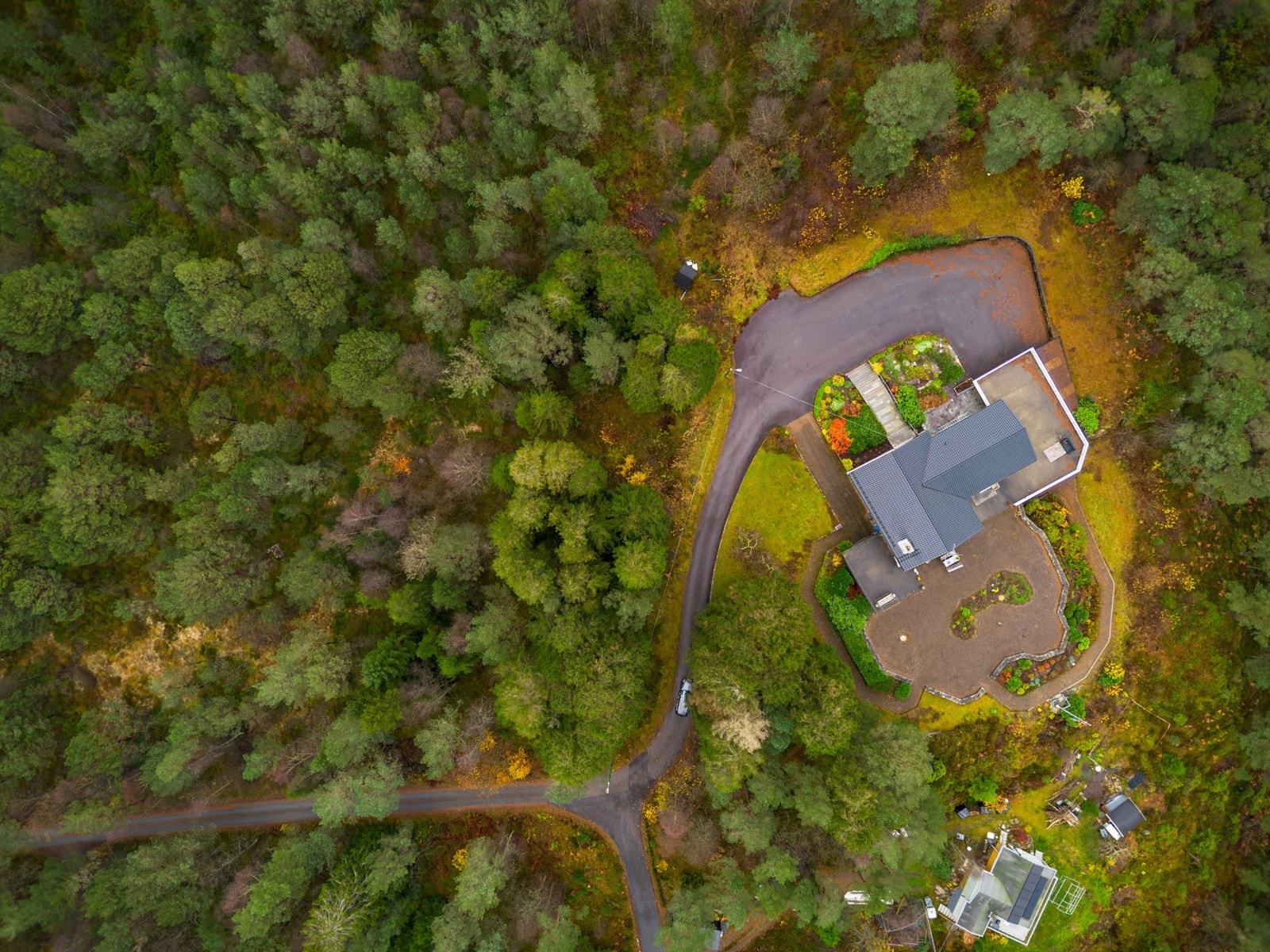 Eiendommen ligger til venstre for boligen som er på bildet. Galleribilde