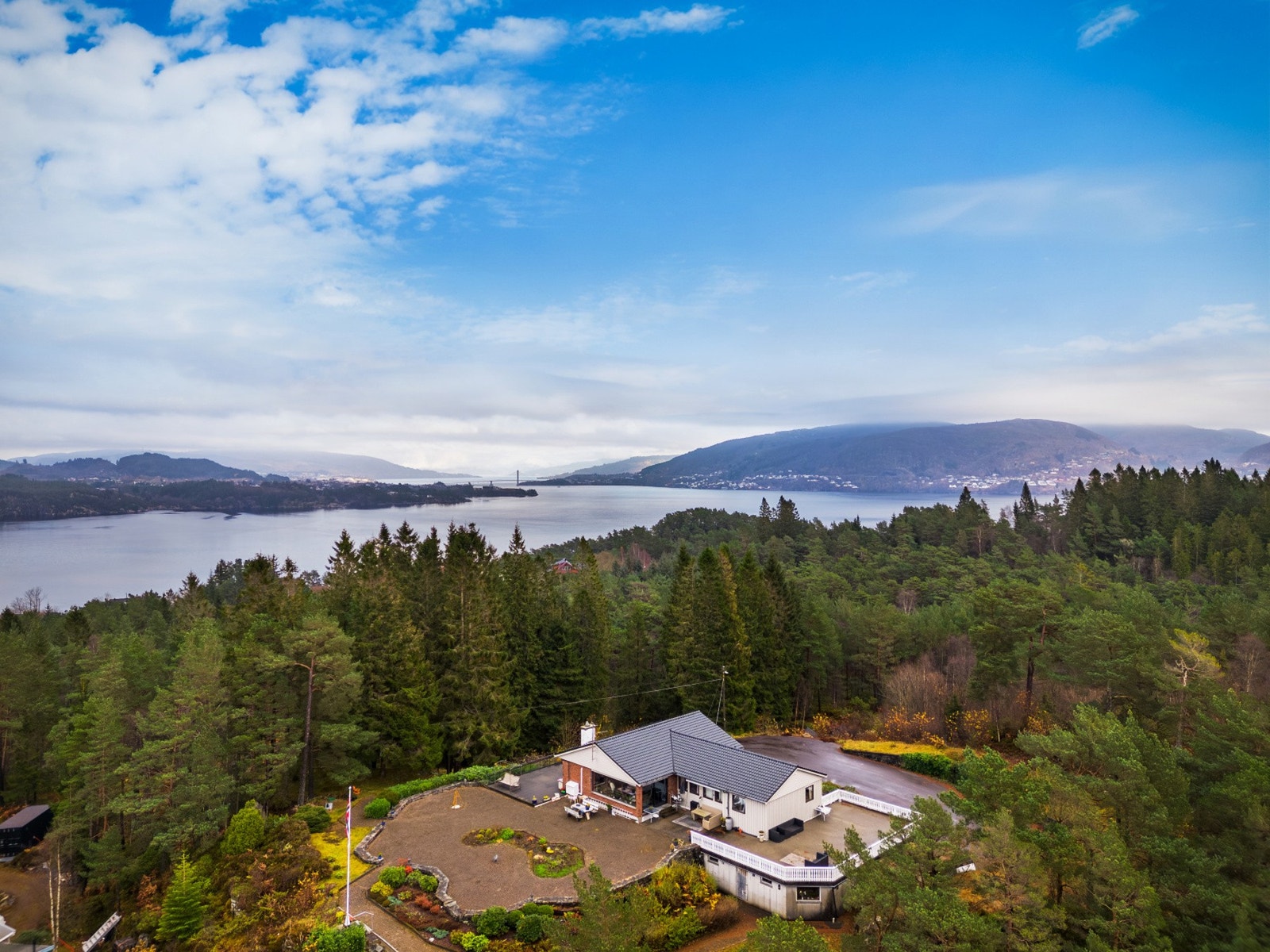 Eiendommen starter ved de høye trærne på et høydedrag som kan gi en en nydelig utsikt mot øst (Frekhaug) og nord (Herdlafjorden). Gode solforhold. Galleribilde