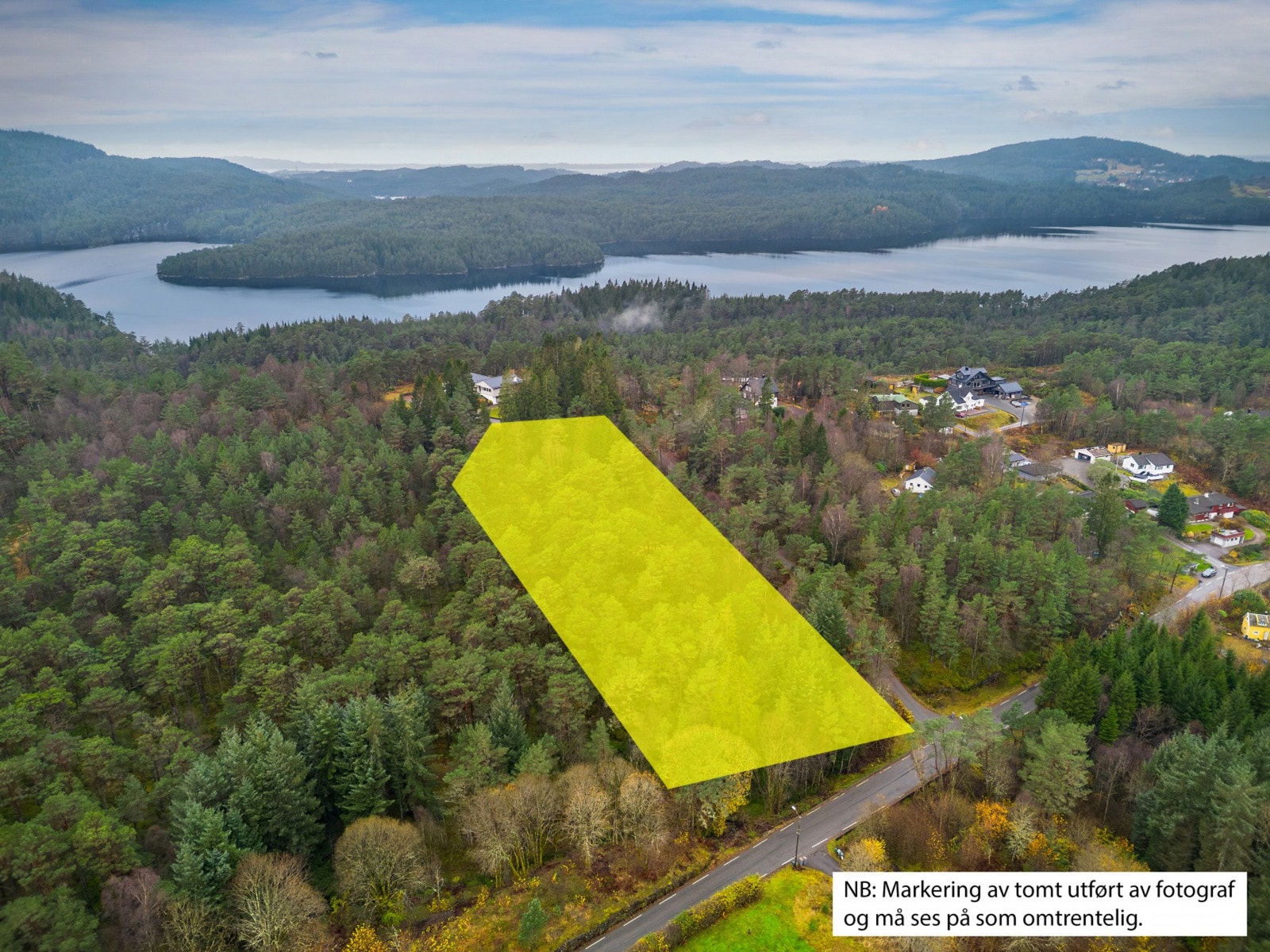 Bildet viser eiendommen sett fra øst (hovedveien nærmest). Den skrår oppover fra hovedveien. Galleribilde