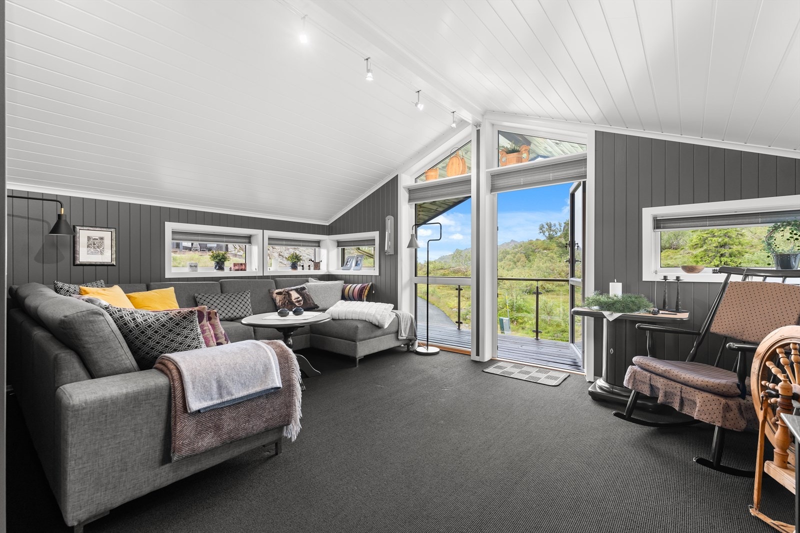 Loftstuen er innredet som tv-stue og har en sydvendt balkong Galleribilde