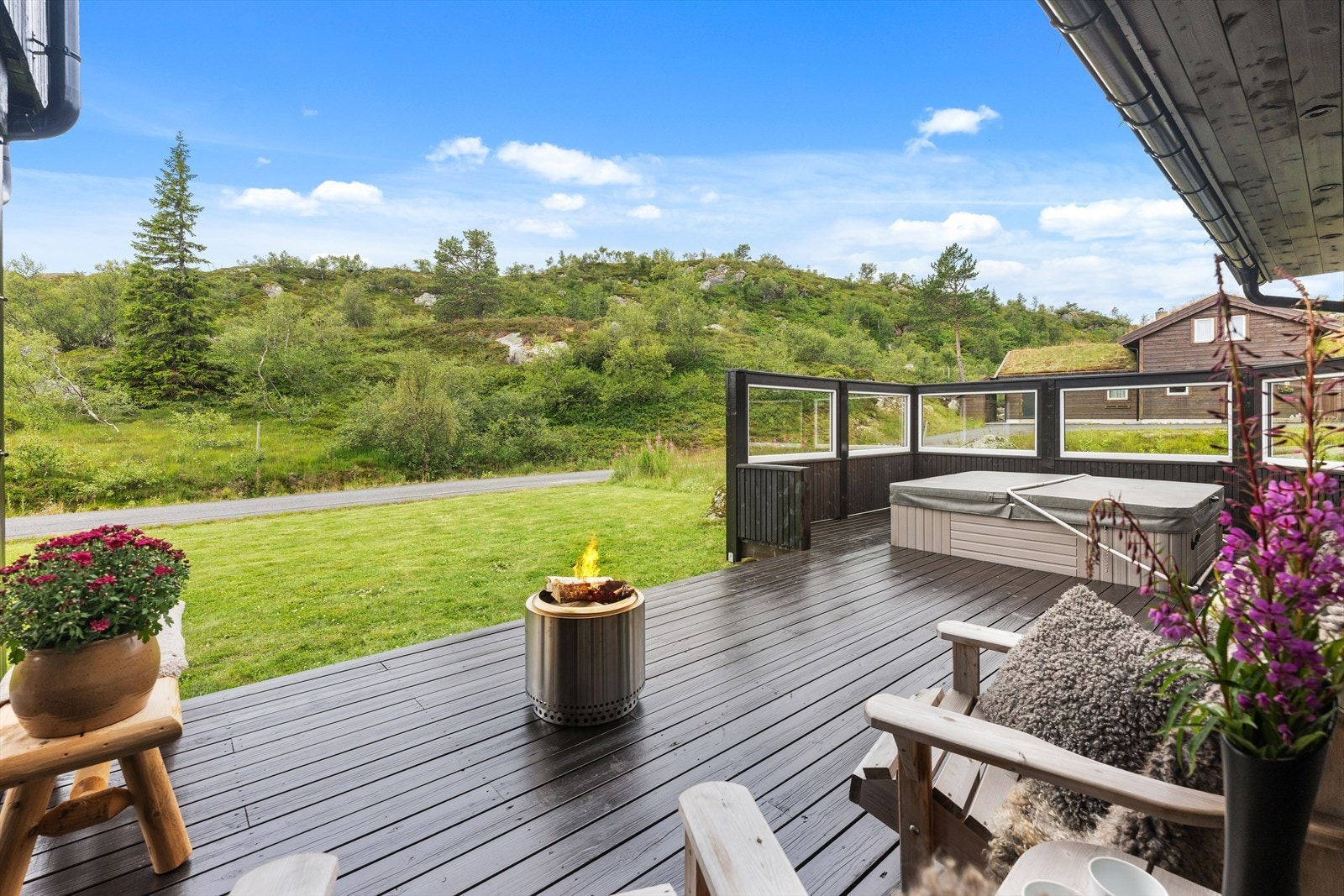 Fra terrassen ser man til naturen og friområdene rett foran Galleribilde