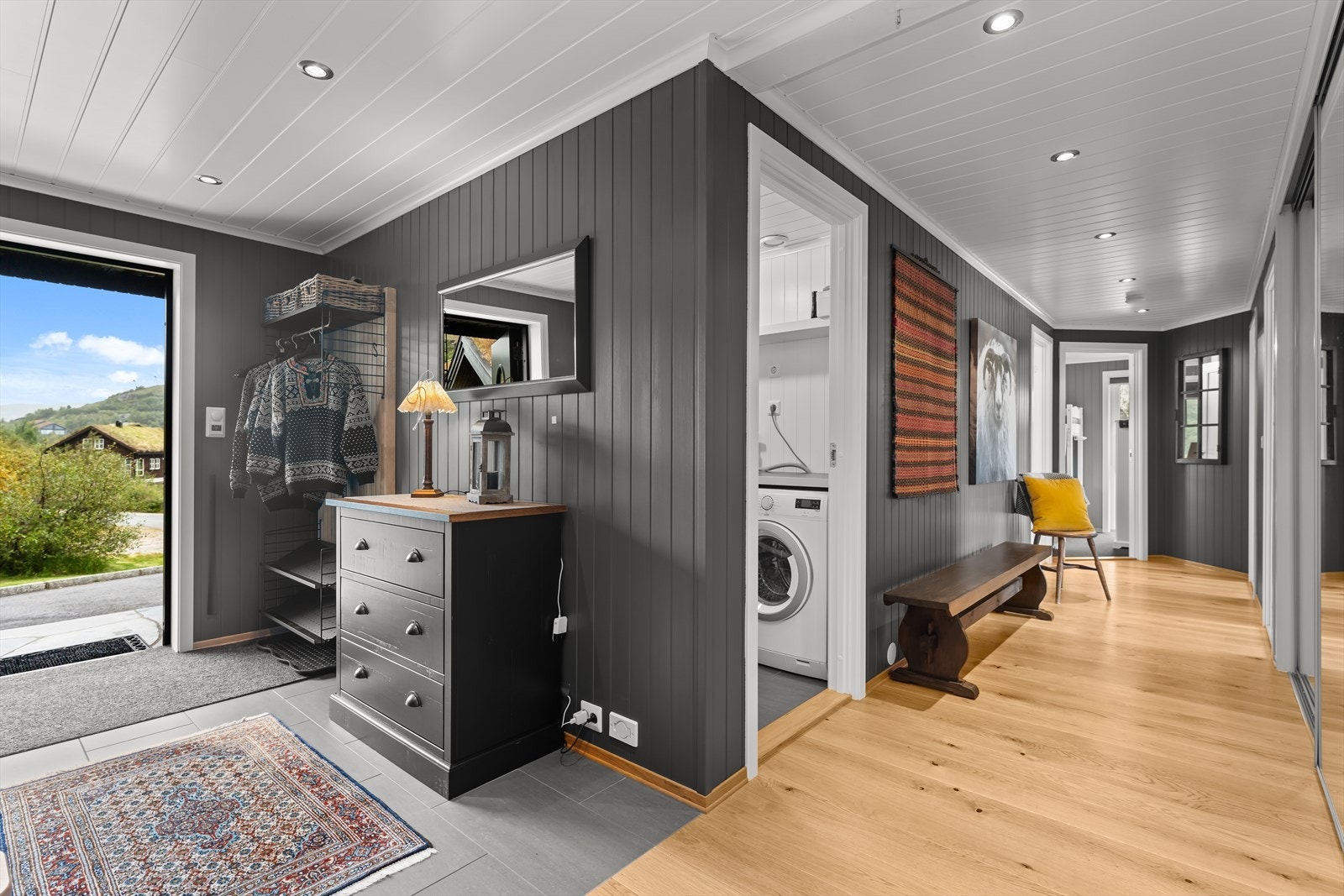 Den store hallen har god plass til oppbevaring og direkte tilgang til vaskerommet Galleribilde