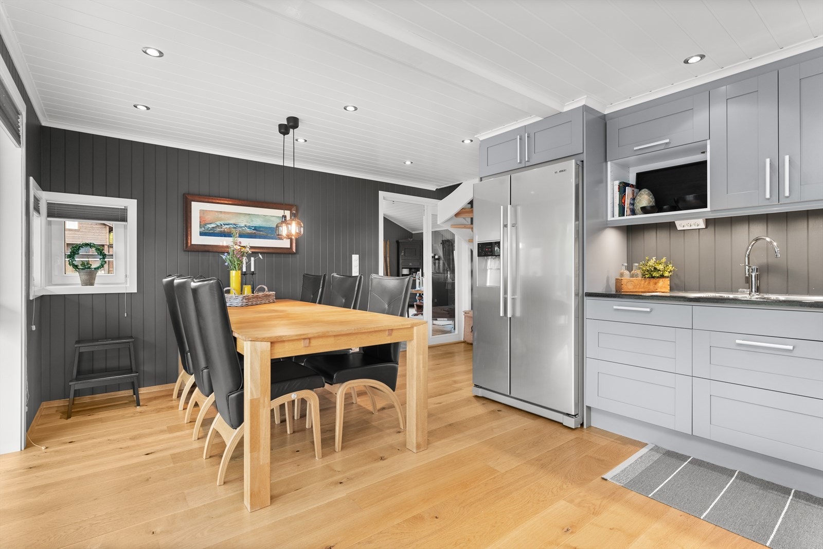 På kjøkkenet er det rikelig med plass til gjester og de store måltider Galleribilde