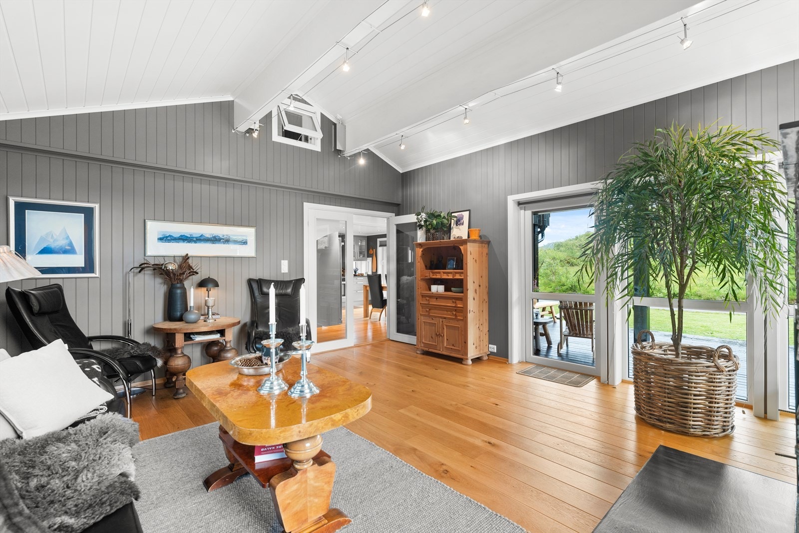 Glassdøren mellom stuen og gangen sikrer gjennomlys til rommene Galleribilde