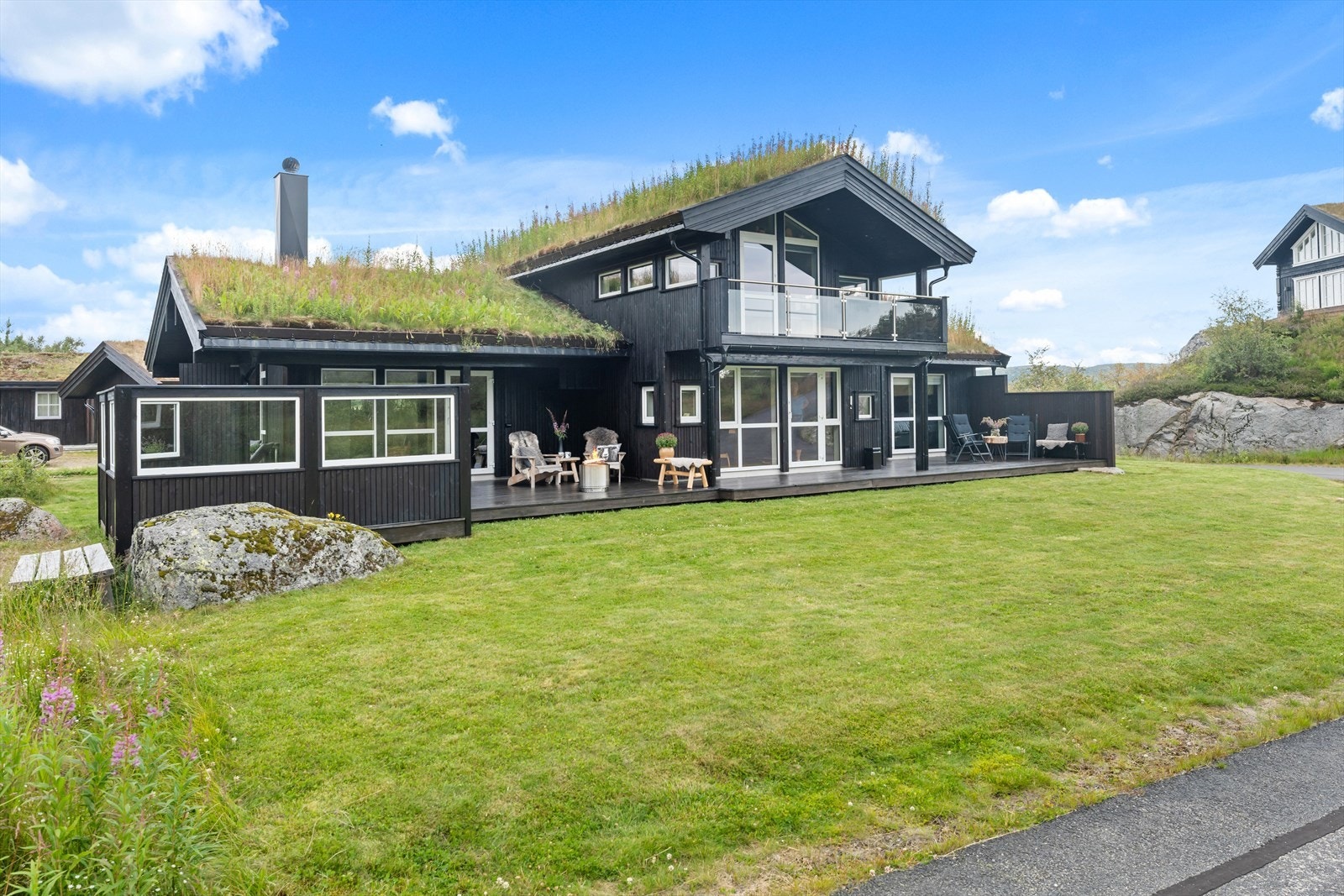 Velkommen til Øvre Ørnefjellvegen 27 - nydelig beliggenhet innerst i en blindvei ved et lite tjern Galleribilde