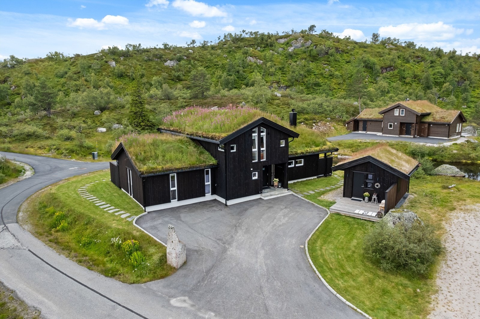 Flott beliggenhet like ved et idyllisk tjern Galleribilde