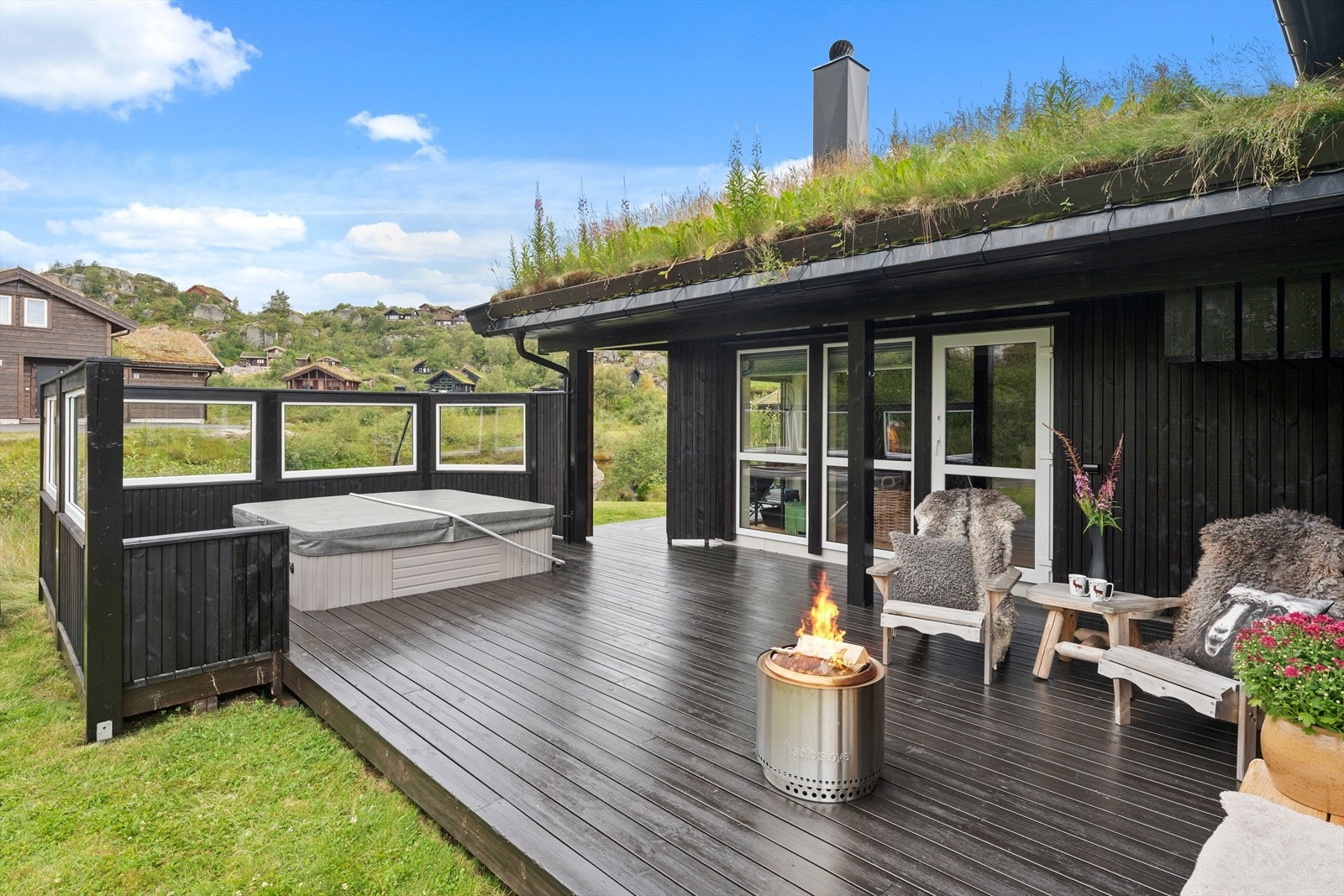 Delvis nedfelt jaccuzzi med en fin levegg Galleribilde