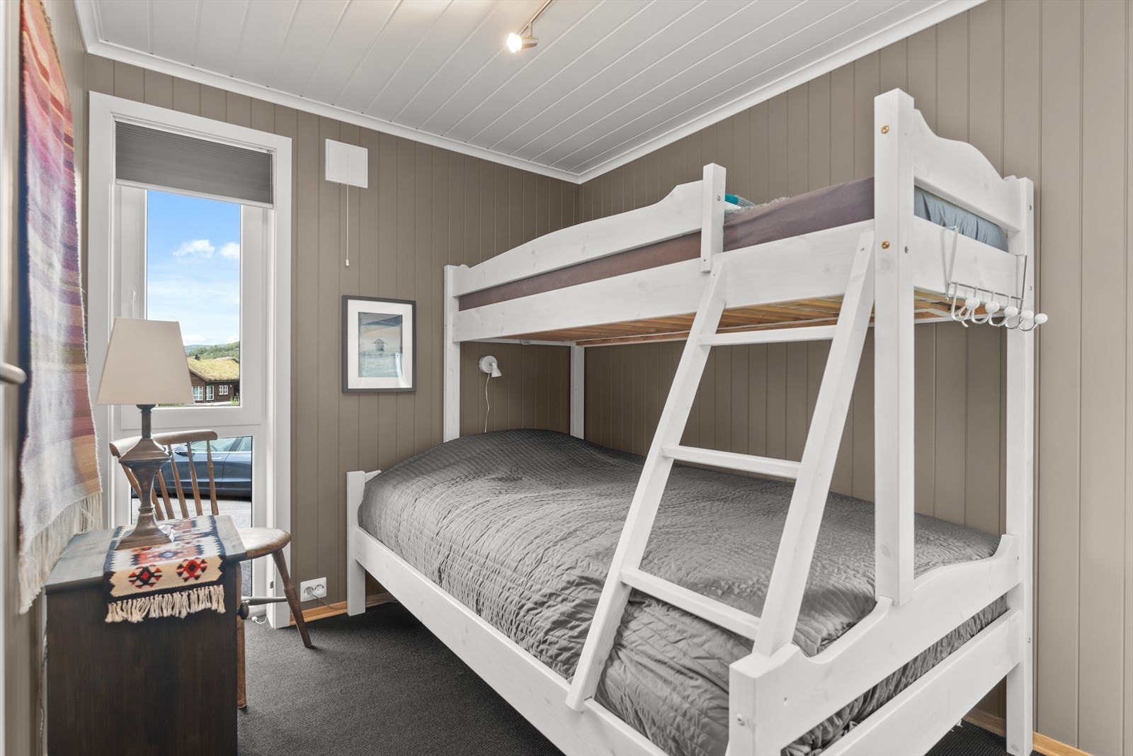 Soverom i 1. etg er innredet med familiekøye (4 av 4) Galleribilde