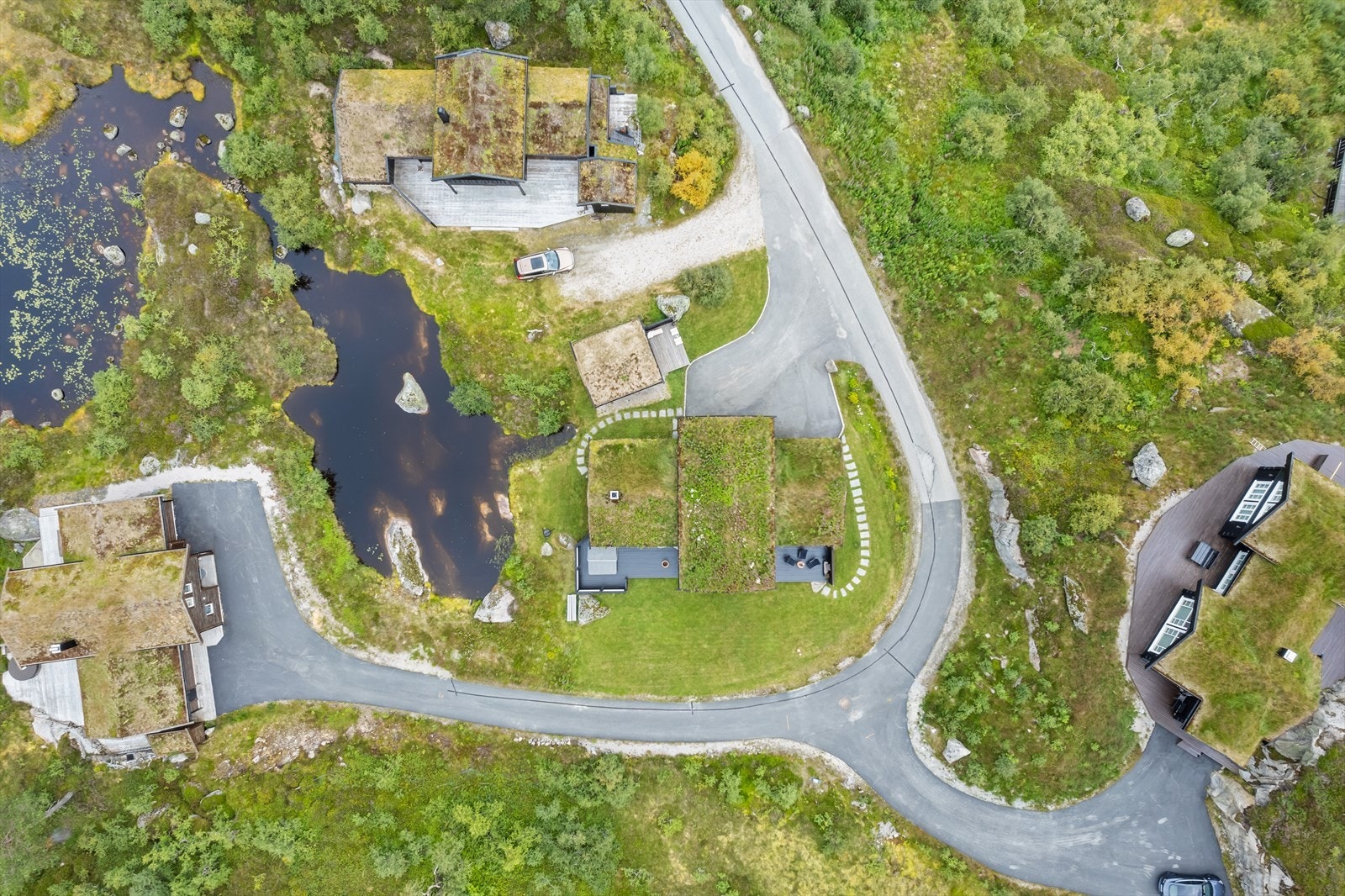 Overblikk på tomt og hytte Galleribilde