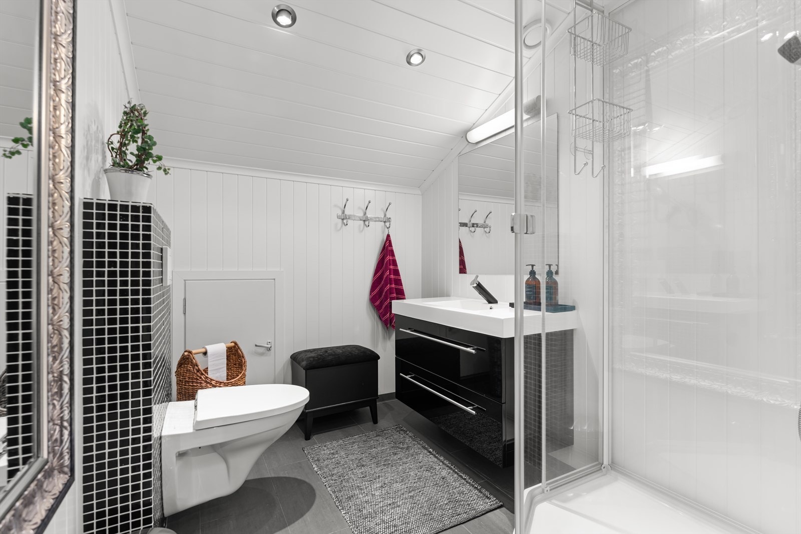 Her er det også stor baderomsinnredning og dusjkabinett Galleribilde