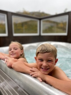 Barna koser seg i Jacuzzien! Galleribilde