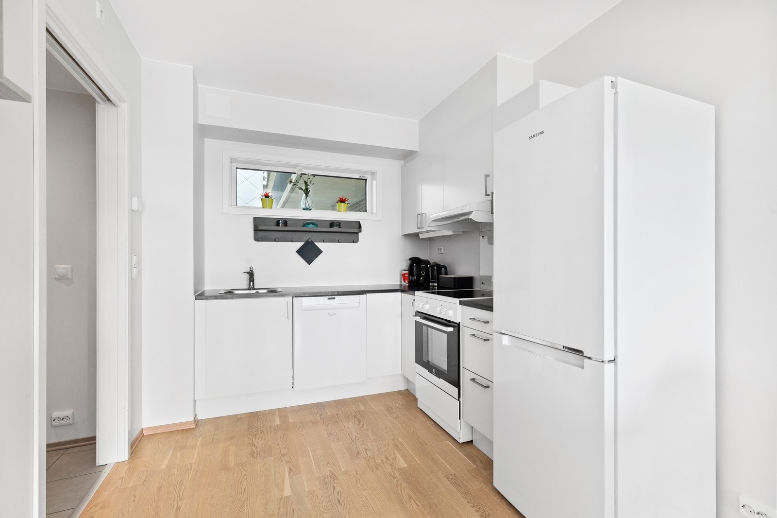 Flott kjøkken med hvite fronter. Leiligheten leies ut møblert og alt av hvitevarer medfølger. Galleribilde