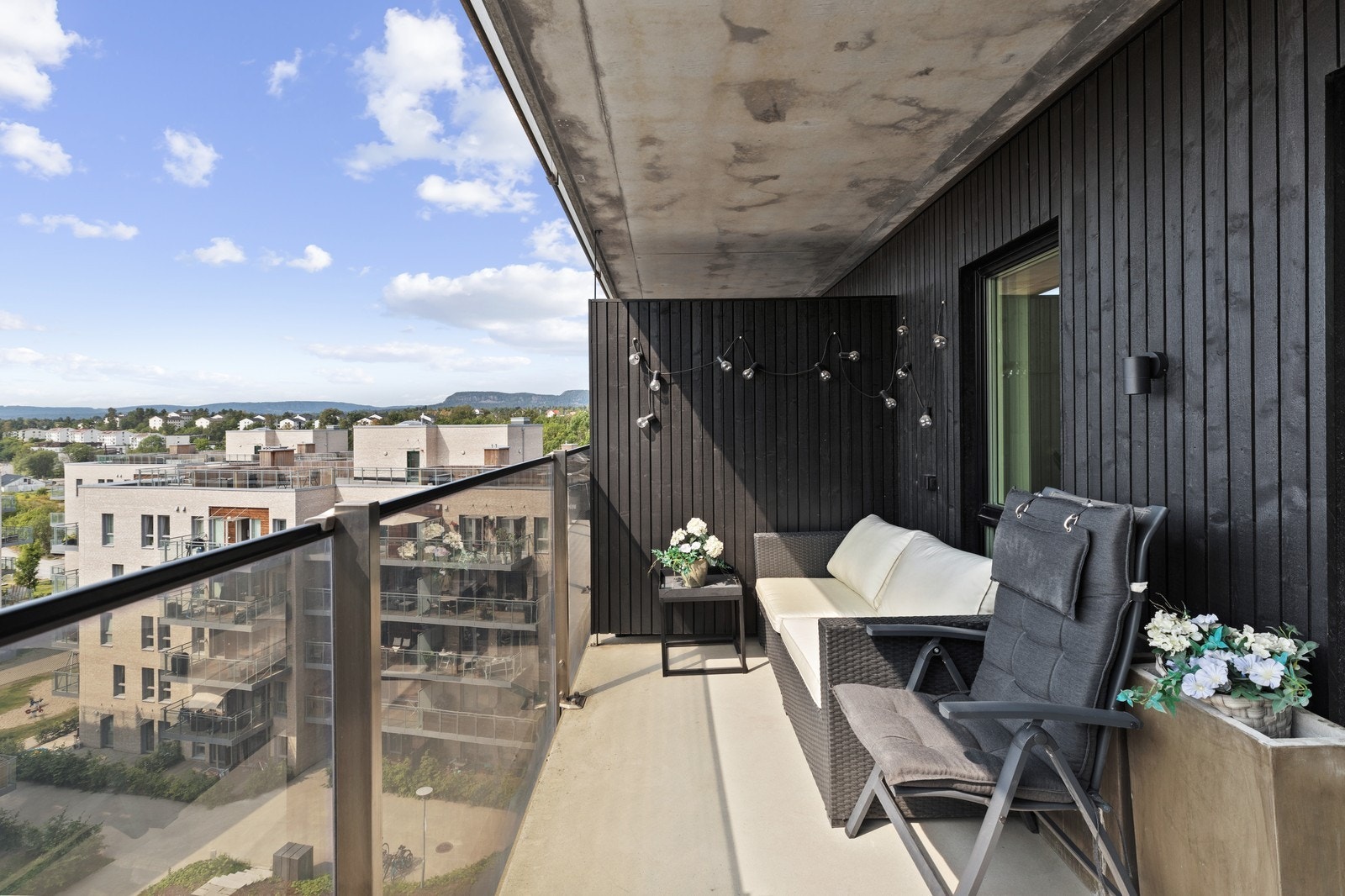 Meget romslig balkong med gode solforhold. Galleribilde