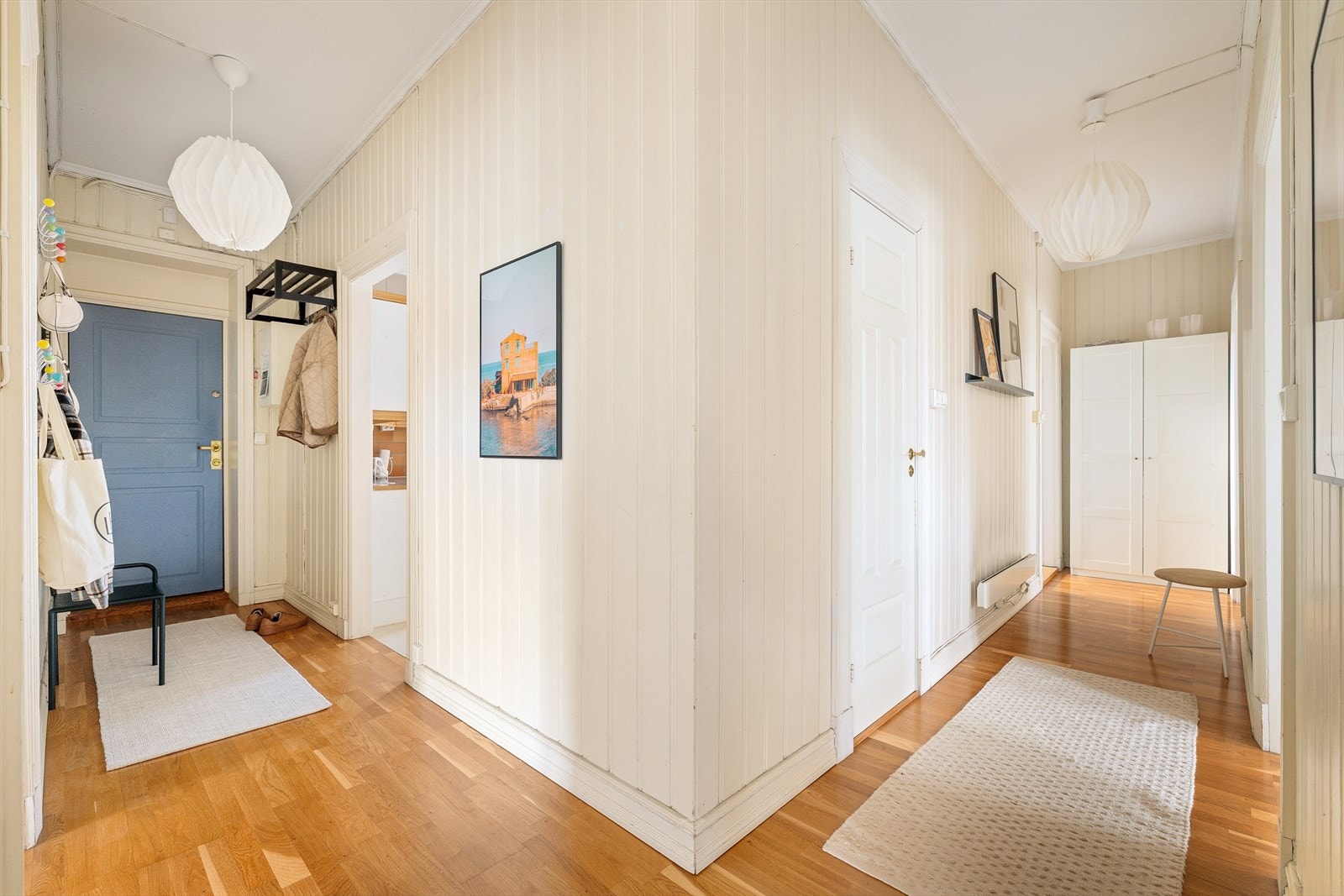 Fordelen med hjørneleilighet er mengden lysinnslipp, og dette gjenspeiler seg også i entréen. Galleribilde