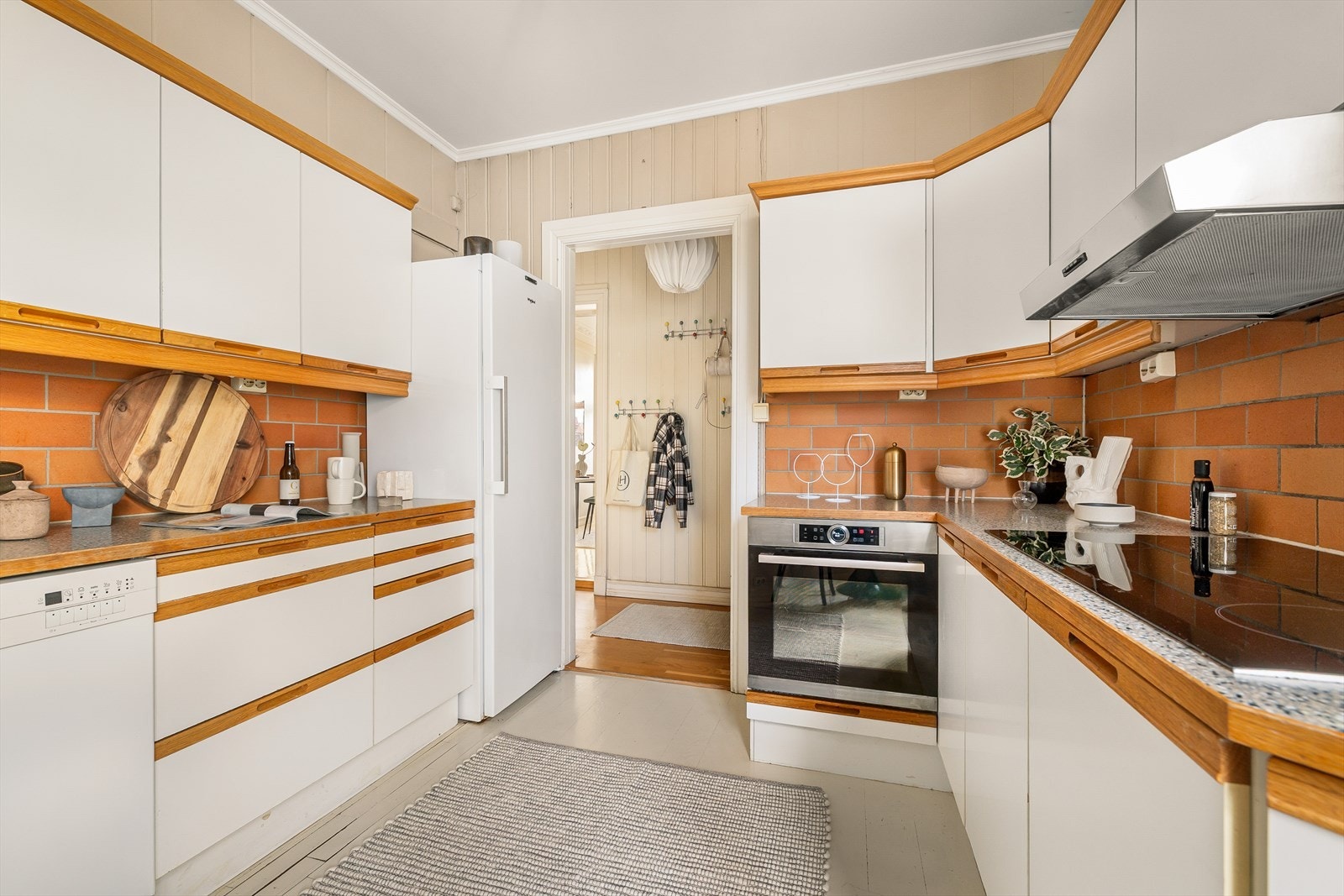 Det er fliser over benkeskap og parkett på gulvet. Kjøkkenrommet er stort, og dette gir muligheter for å skape drømmekjøkkenet. Mulighetene er mange. Galleribilde