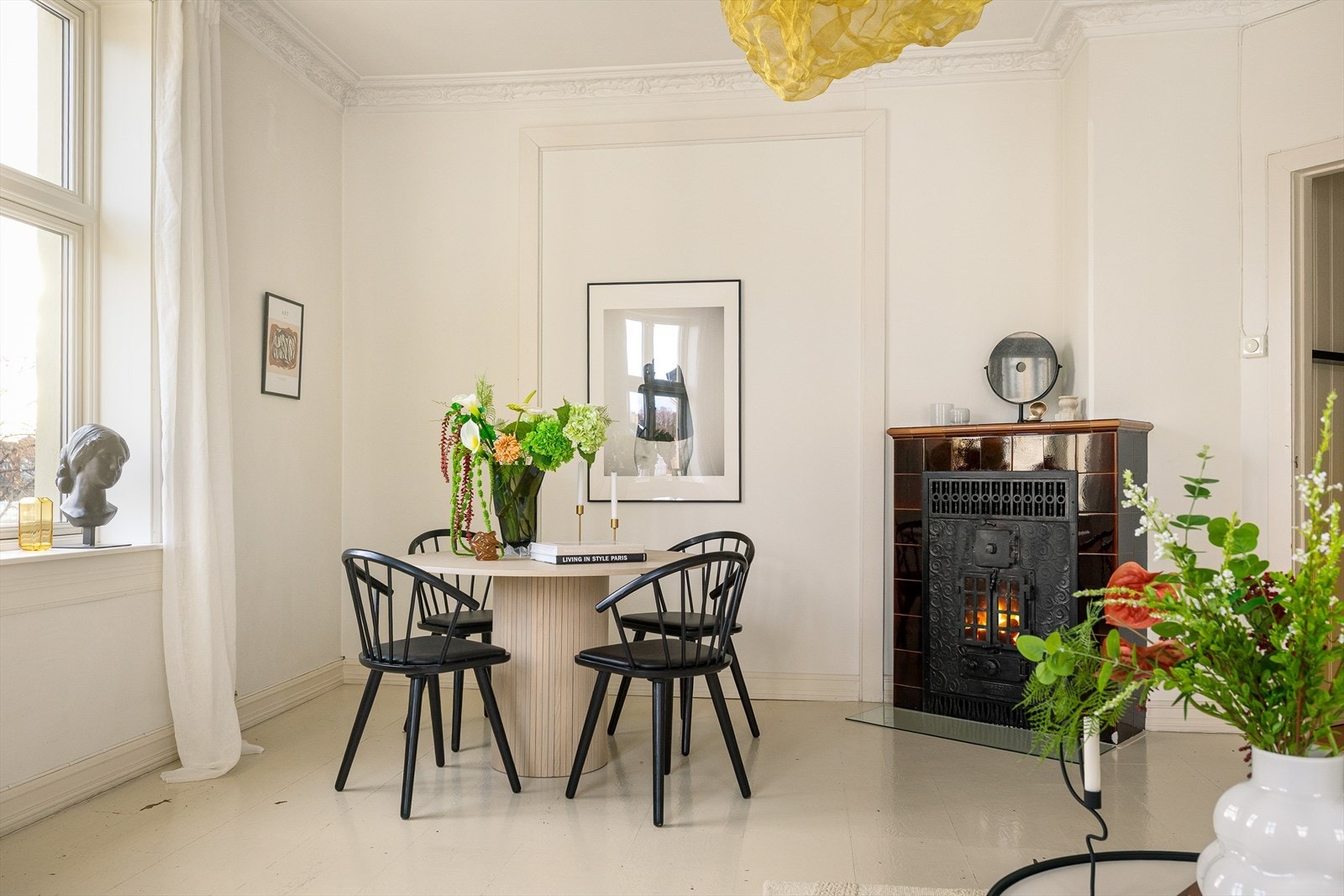 Det er enkelt plass til både sofagruppe og spiesebord. Galleribilde