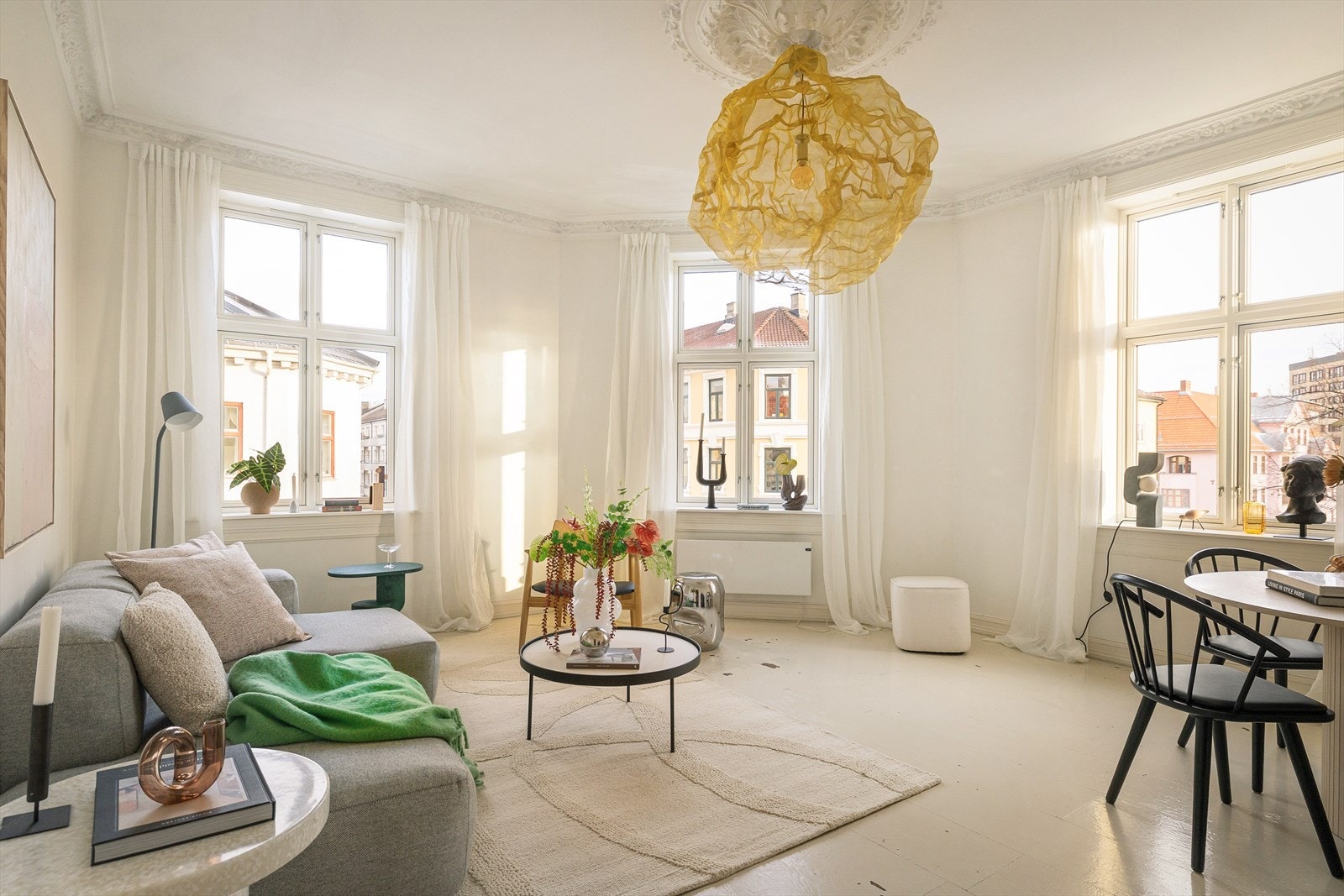 Det er originale detaljer i himlingen med rosett og stukkatur. Galleribilde