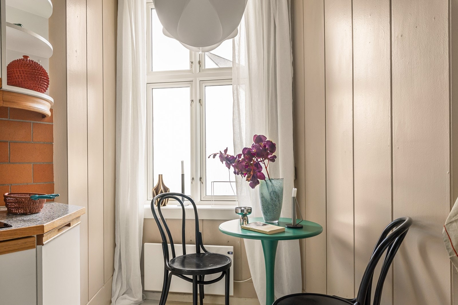 Kjøkkenrommet har både vindu som sørger for godt lys, samt muligheter for en spisekrok. Galleribilde