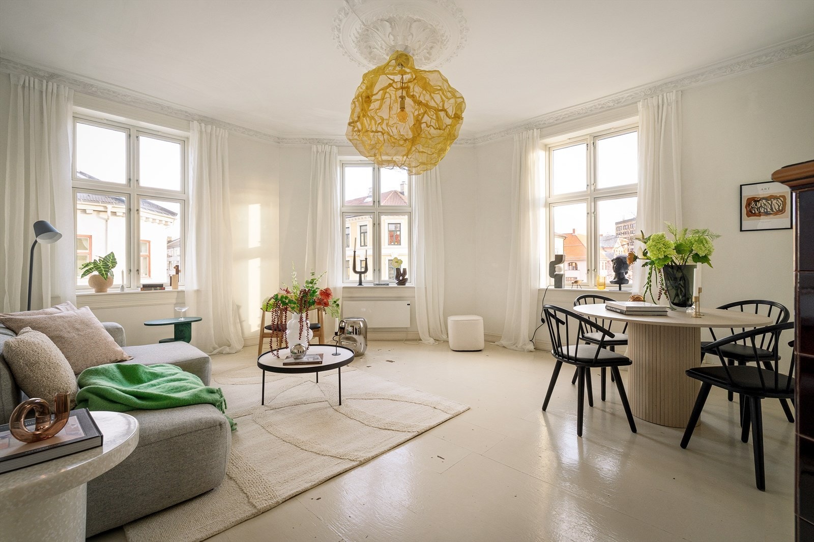 Velkommen til Schleppegrells gate 17B! En pen hjørneleilighet i 4. etasje med originale detaljer sentralt på Grünerløkka. Galleribilde