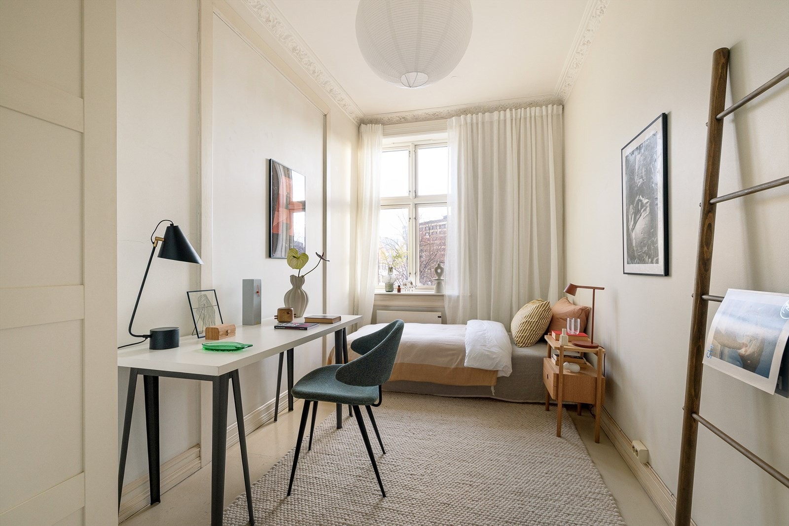 Soverom nummer to er også av god størrelse med plass til ønsket møblement. Galleribilde