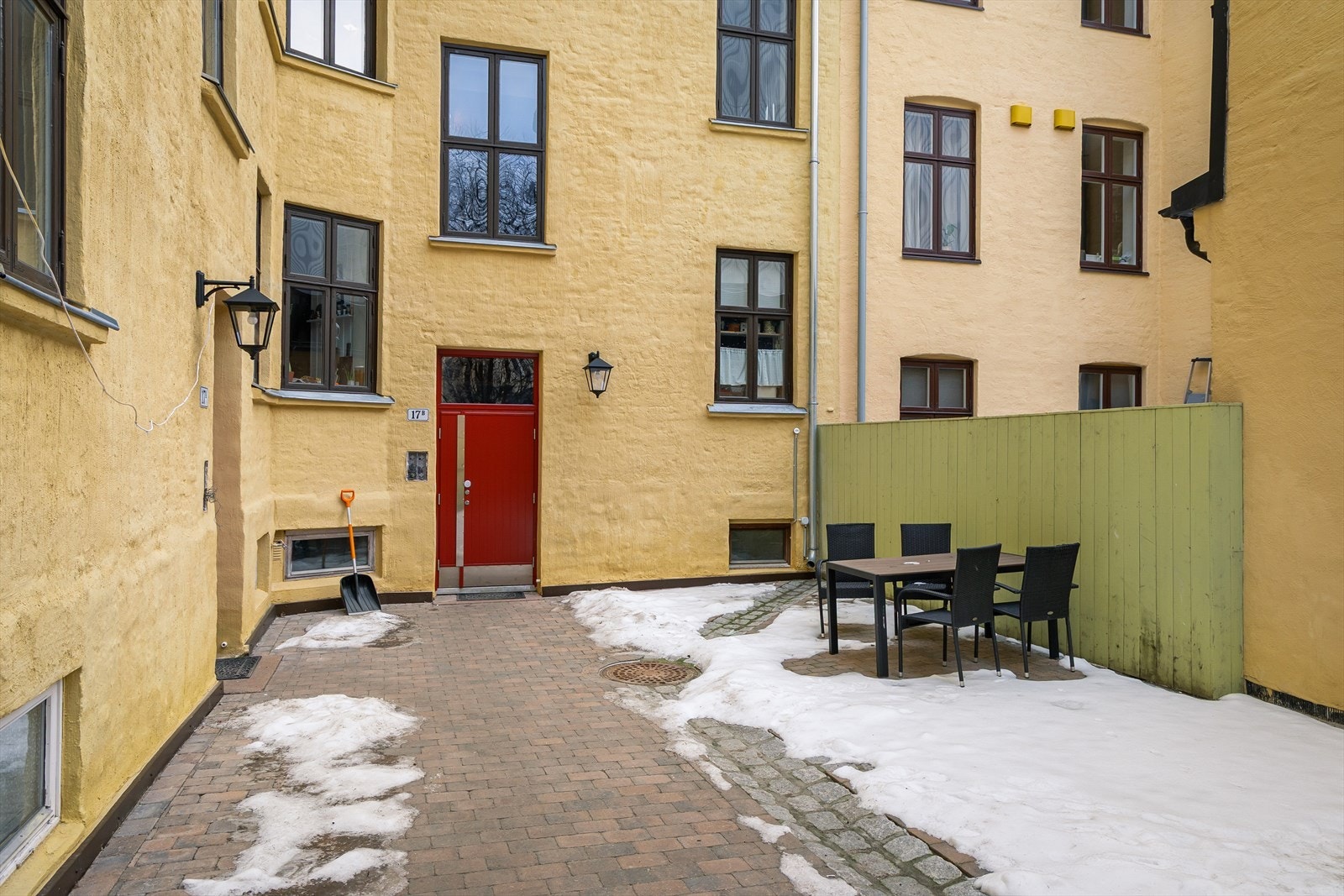 Bakgården og tomten er pent opparbeidet. Galleribilde