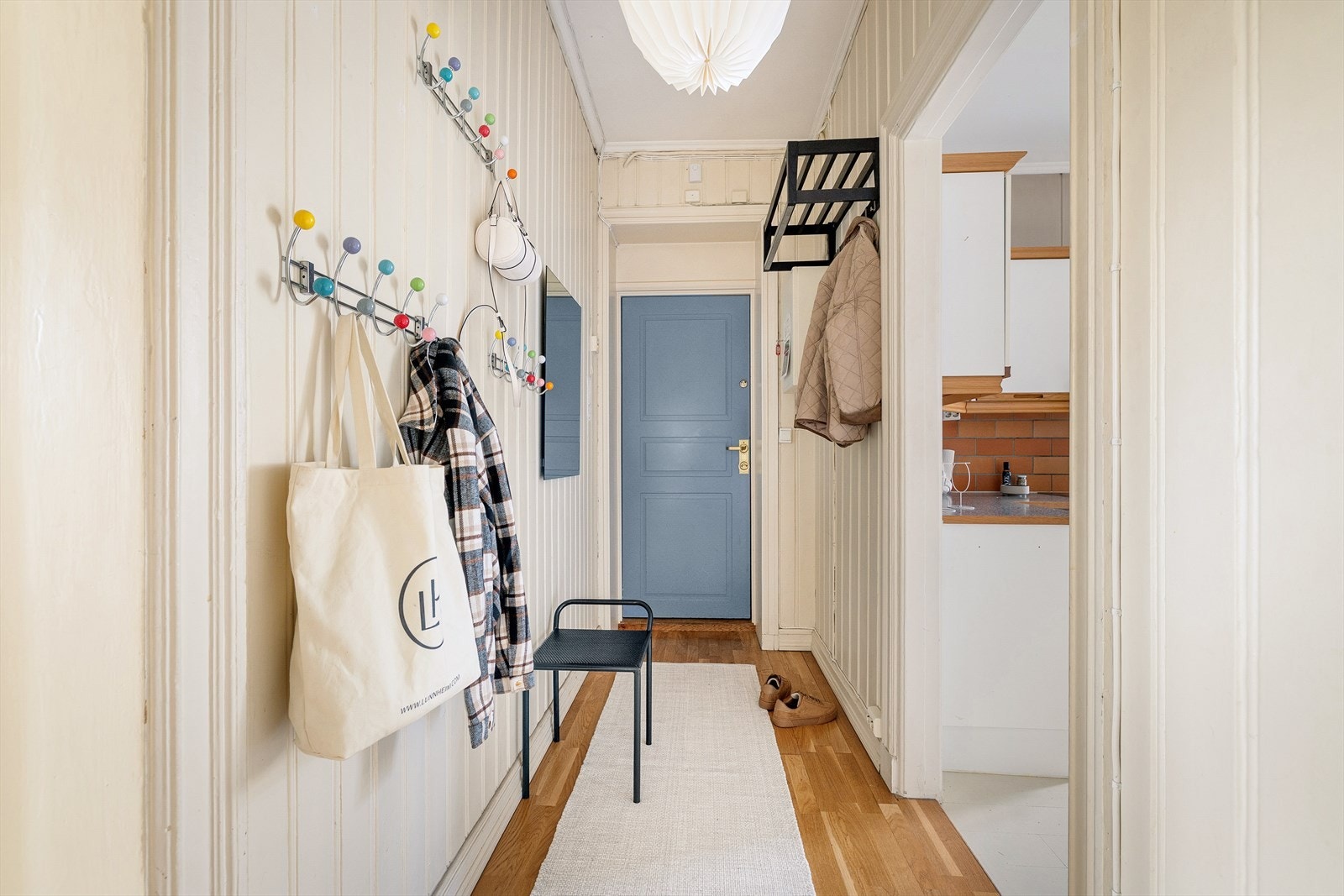 Entré. Leilighetens gode takhøyde viser seg allerede her, og du ønskes velkommen inn. Galleribilde