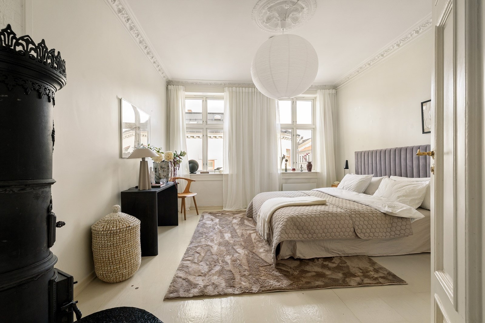 Hovedsoverommet er av svært god størrelse, og 2 bygårdsvinduer sørger for godt lysinnslipp ig tilluft. Galleribilde