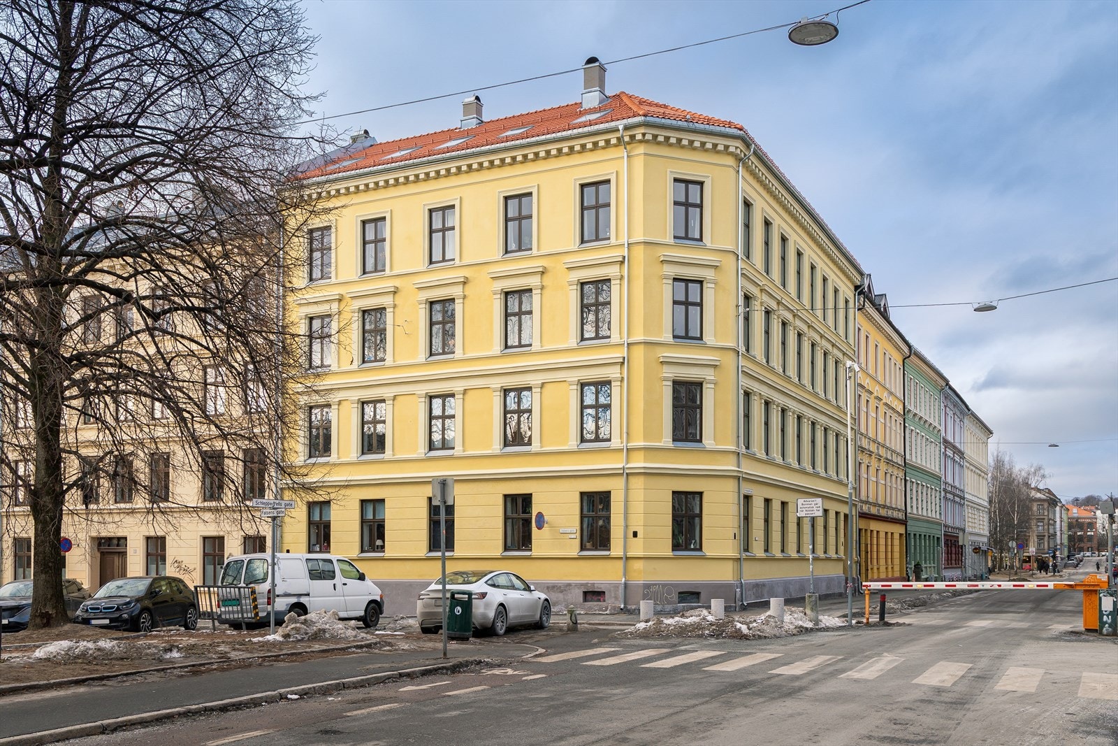 Fasade. Leiligheten ligger svært godt til på løkka, med mindre trafikkstøy og samtidig 2 minutters gange fra Birkelunden. Galleribilde