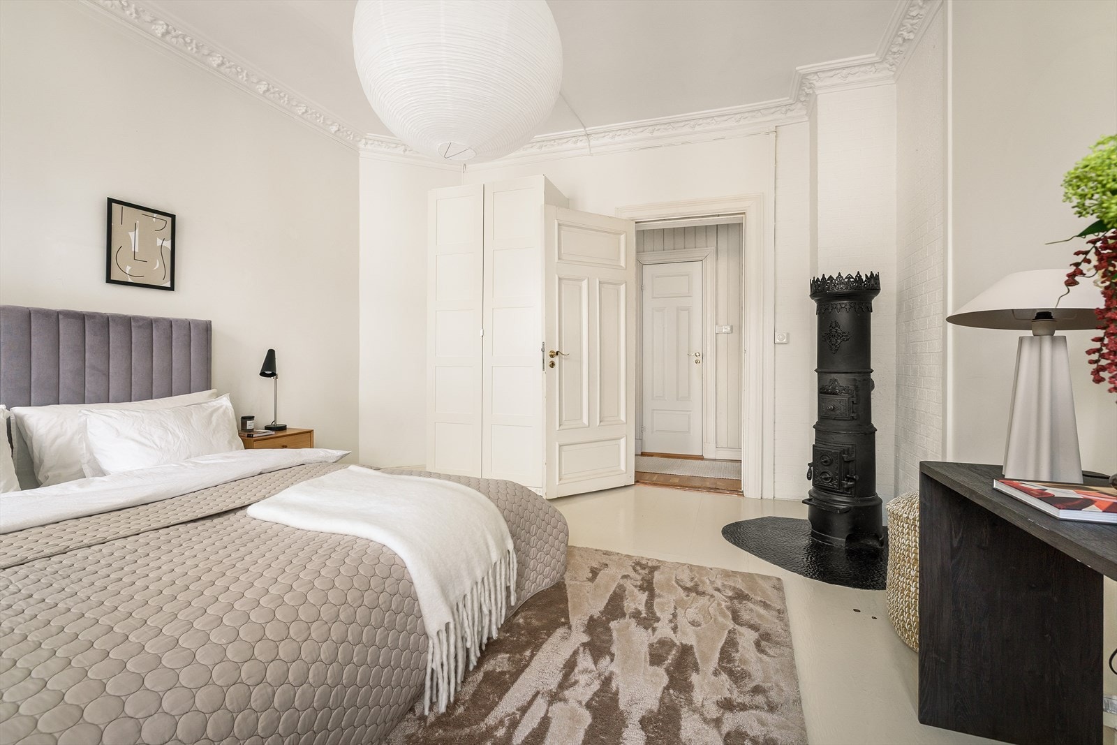 Legg merke til pen vedovn. Det er gode muligheter for garderobeløsning. Galleribilde